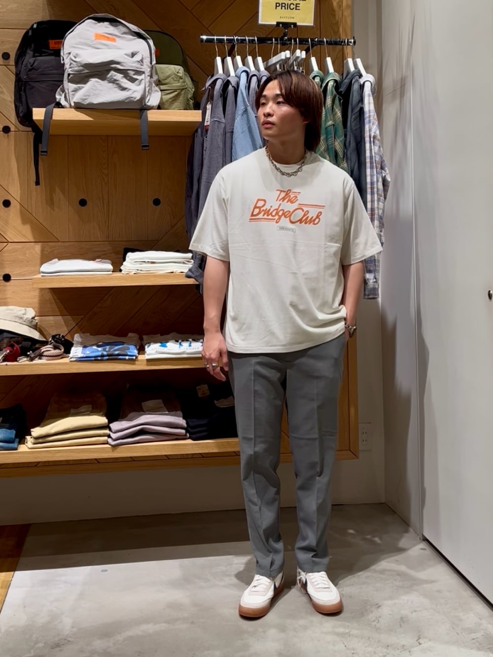 「白Tシャツ、休日スタイル、オトナカジュアル、ootd、シンプルスタイル、リラックススタイル、スニーカー、今日のコーデ、ラフコーデ、カジュアルスタイル、きれいめカジュアル、大人カジュアル、バンドT、スラックス、BAYFLOW(BAYFLOW)」｜「BAYFLOWのヴィンテージライク半袖バンドTシャツ（Tシャツ/カットソー、ホワイト系）」を使った、ゆーーーとさん（メンズ・173cm）の夏コーディネートの1枚目の写真