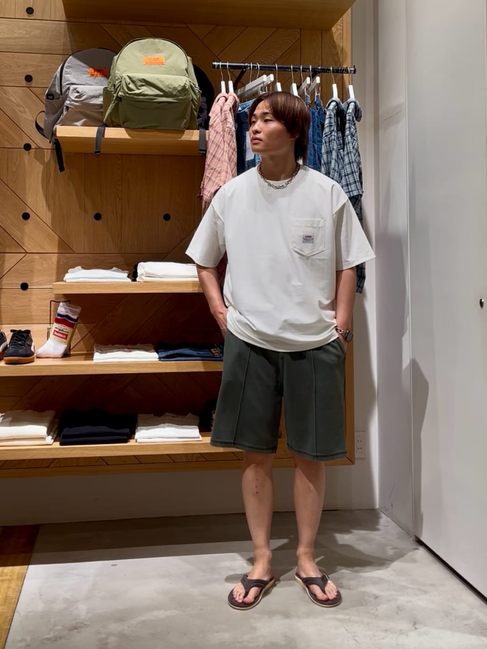 「夏コーデ、シンプルコーデ、シンプル、カジュアル、カジュアルコーデ、大人カジュアル、ベーシック/シンプル、夏、夏だ！Tシャツ着よう！、ハーフパンツ、ショートパンツ、サンダル、Tシャツ、ゆるコーデ、BAYFLOW(BAYFLOW)」｜「BAYFLOWの【接触冷感・吸水速乾】クールタッチピグメント半袖Tシャツ（Tシャツ/カットソー、ホワイト系）」を使った、ゆーーーとさん（メンズ・173cm）の夏コーディネートの1枚目の写真