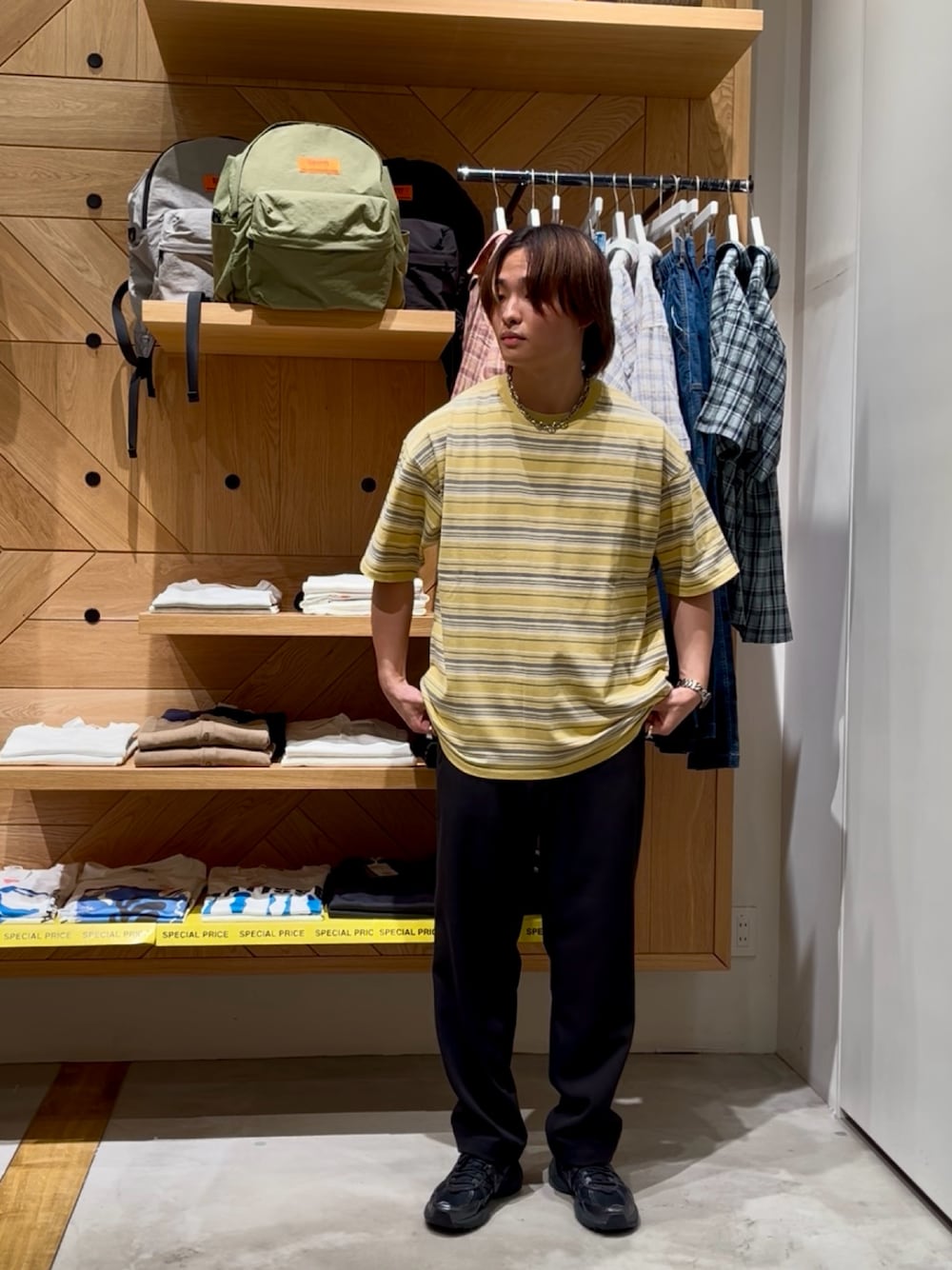 「初夏コーデ、メンズファッション、休日コーデ、メンズコーデ、お洒落さんとつながりたい、シンプルスタイル、ラフ、カジュアル、ゆるコーデ、リラックススタイル、大人カジュアル、ボーダー、ワイドパンツ、BAYFLOW(BAYFLOW)、AMERICAN RAG CIE」｜「AMERICAN RAG CIEの【AMERICAN RAG CIE】マルチカラーボーダーTシャツ（ユニセックス）（その他トップス、イエロー系）」を使った、ゆーーーとさん（メンズ・173cm）の夏コーディネートの1枚目の写真
