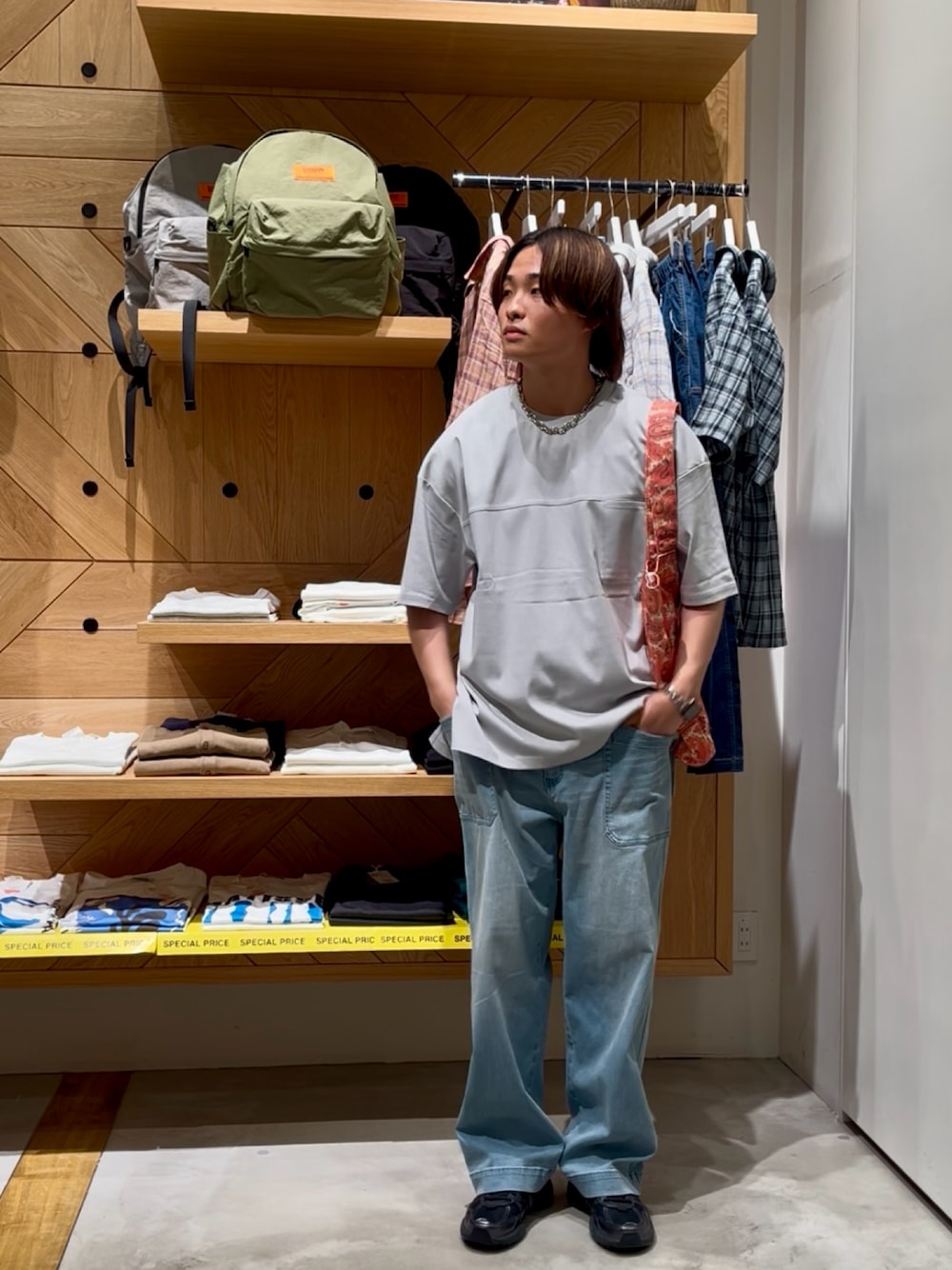 「オトナカジュアル、夏コーデ、シンプルコーデ、夏服コーデ、シンプルスタイル、メンズコーデ、ootd、きれいめカジュアル、夏服、リラックススタイル、ラフ、大人カジュアル、Tシャツ、デニムパンツ、BAYFLOW(BAYFLOW)」｜「BAYFLOWの【上品な素材感】シルケットスリット半袖Tシャツ（Tシャツ/カットソー、グレー系）」を使った、ゆーーーとさん（メンズ・173cm）の夏コーディネートの1枚目の写真