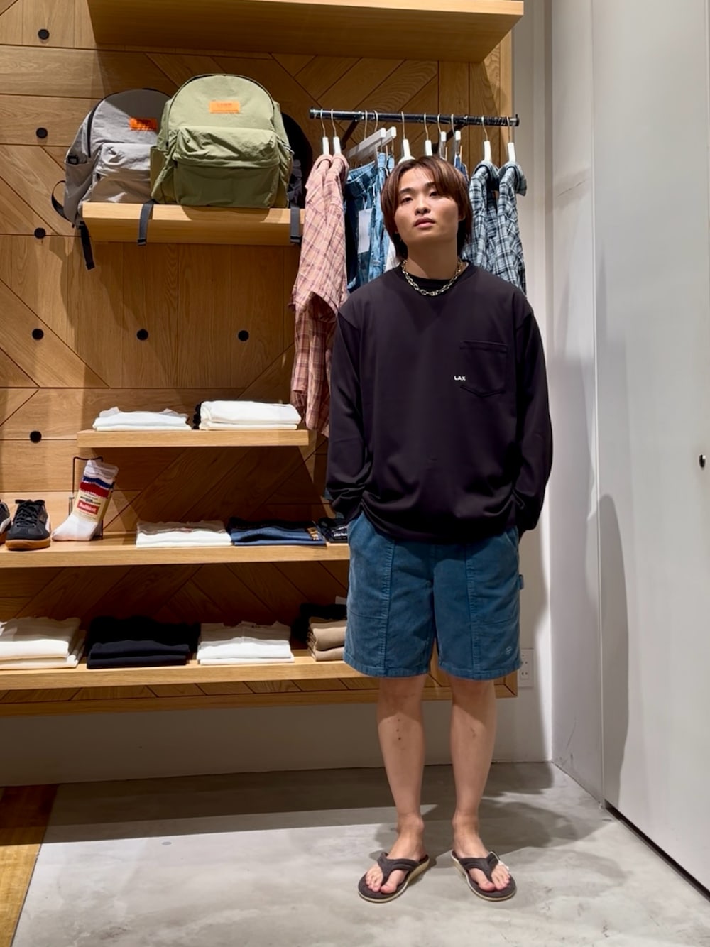 「夏コーデ、ストリート、初夏コーデ、夏、休日スタイル、メンズコーデ、お出かけコーデ、最近のいい感じコーデ、大人カジュアル、カジュアル、ロンT、ショートパンツ、サンダル、カジュアルコーデ、BAYFLOW(BAYFLOW)」｜「BAYFLOWのワンポイント刺繍長袖Tシャツ（Tシャツ/カットソー、ブラック系）」を使った、ゆーーーとさん（メンズ・173cm）の夏コーディネートの1枚目の写真