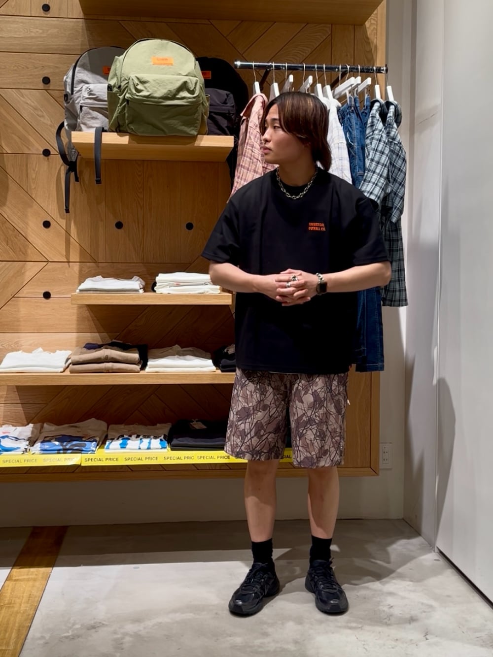 「黒Tシャツ、初夏コーデ、メンズファッション、休日コーデ、メンズコーデ、お洒落さんとつながりたい、シンプルスタイル、ラフ、ハーフパンツ、カジュアル、最近のいい感じコーデ、ゆるコーデ、リラックススタイル、BAYFLOW(BAYFLOW)、HEREIAM」｜「UNIVERSAL OVERALLの【UNIVERSAL OVERALL】別注半袖ポンチTシャツ【速乾・シワ軽減】（Tシャツ/カットソー、ブラック系）」を使った、ゆーーーとさん（メンズ・173cm）の夏コーディネートの1枚目の写真