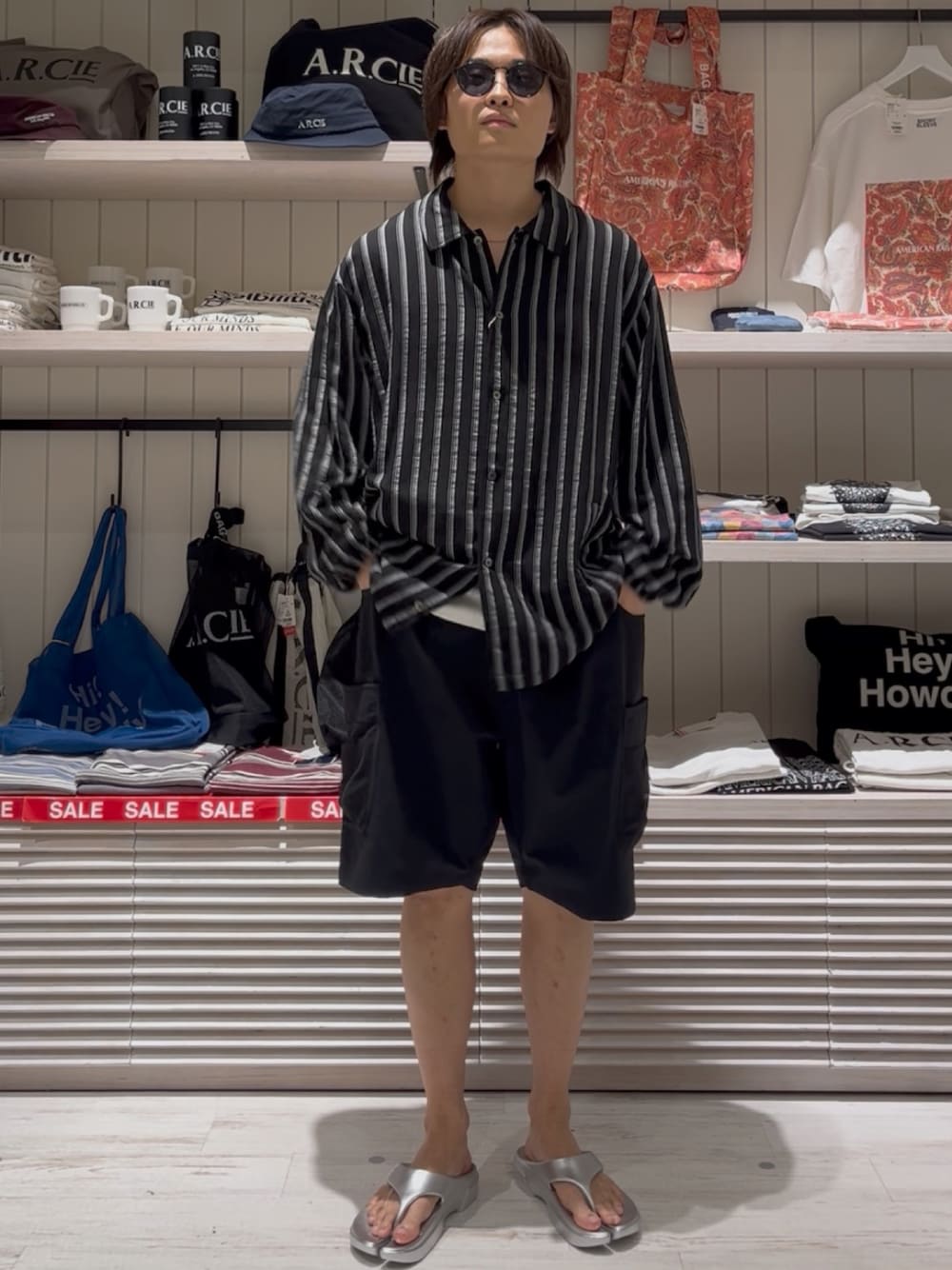 「夏ルックで気分アップ、サングラス、シンプルコーデ、ブラック、モノトーン、ベーシック/シンプル、カジュアル、ワントーン、モード、シャツスタイル、ハーフパンツ、大人カジュアル、サンダル、差し色コーデ、BAYFLOW(BAYFLOW)」｜「AMERICAN RAG CIEの【AMERICAN RAG CIE】ストライプジャケット（MEN)（その他アウター、ブラック系）」を使った、ゆーーーとさん（メンズ・173cm）の夏コーディネートの1枚目の写真