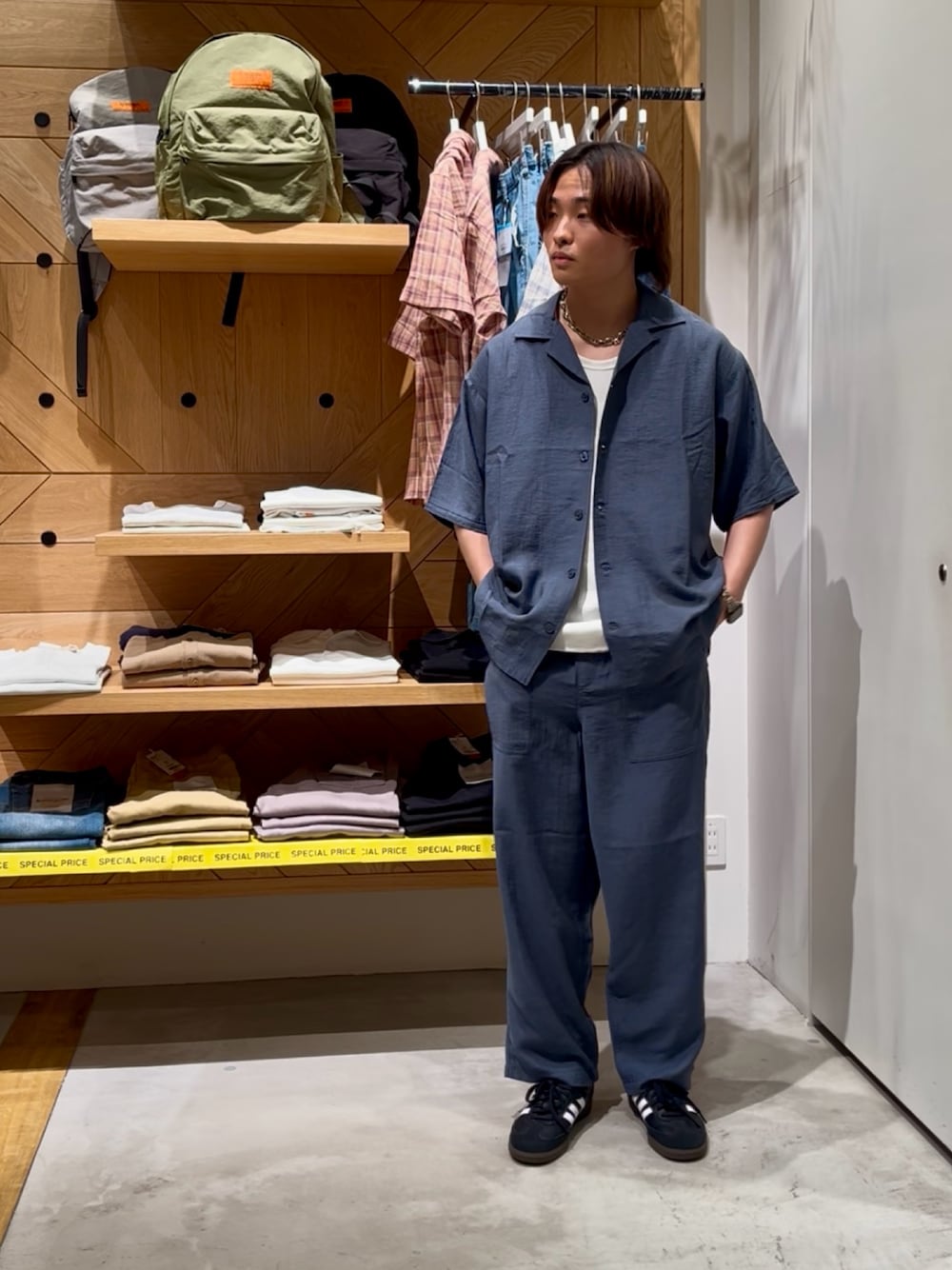 「大人コーデ、最近のいい感じコーデ、カジュアルコーデ、アディダスオリジナルス、シャツ好き集まれ、いいね、save、フォローお願いします🤑、メンズファッション、タンクトップ、adidas、夏服コーデ、大人カジュアル、夏コーデ、セットアップ、きれいめカジュアル、BAYFLOW(BAYFLOW)」｜「BAYFLOWの[セットアップ可]クールタッチリネン半袖シャツ【接触冷感】（シャツ/ブラウス、ブルー系）」を使った、ゆーーーとさん（メンズ・173cm）の夏コーディネートの1枚目の写真