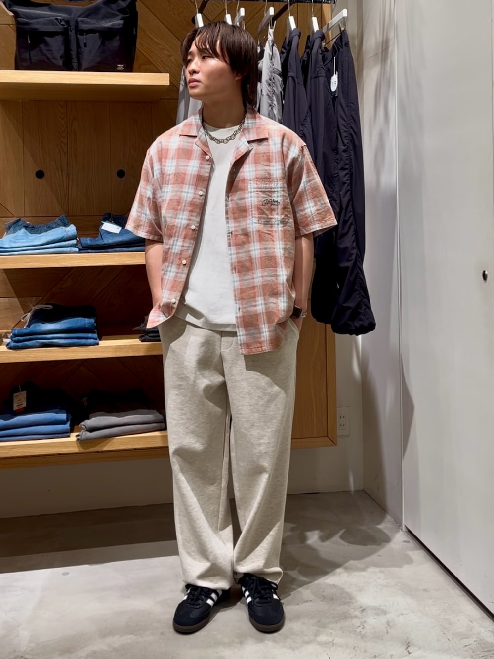 「白Tシャツ、夏コーデ、シンプルコーデ、大人カジュアル、いいね、save、フォローお願いします🤑、春夏コーデ、今日のコーデ、大人コーデ、おでかけコーデ、シャツ好き集まれ、お洒落さんとつながりたい、チェックシャツ、スウェットパンツ、BAYFLOW(BAYFLOW)、adidas」｜「BAYFLOWの[ヴィンテージライク] オープンカラー半袖チェックシャツ（シャツ/ブラウス、レッド系）」を使った、ゆーーーとさん（メンズ・173cm）の夏コーディネートの1枚目の写真