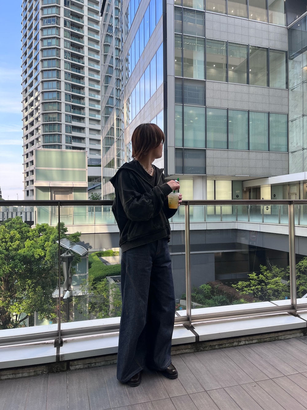 「シンプルスタイル、韓国ファッション、ワイドパンツ、ワイドデニム、リジットデニム、モード、リラックススタイル、春コーデ、大人コーデ、モノトーンコーデ、おしゃれさんと繋がりたい、ブラック、パーカー、HARE、G.H.BASS」｜「HAREの【UNDERGROUND MODE SET UP対応】ピグメントダブルポケットZIPパーカー(HARE)（パーカー、ブラック系）」を使った、ゆーーーとさん（メンズ・173cm）の春コーディネートの1枚目の写真