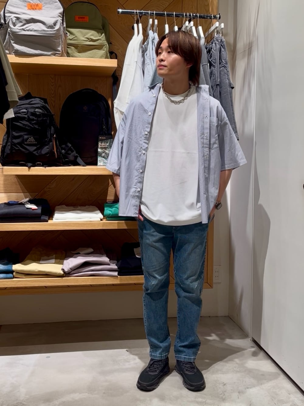 「ストライプシャツ、白Tシャツ、シンプルスタイル、メンズコーデ、夏コーデ、オトナカジュアル、今日のコーデ、夏、ootd、カジュアル、大人カジュアル、ベーシック/シンプル、デニム、BAYFLOW(BAYFLOW)、接触冷感」｜「BAYFLOWのワンポイント刺繍ストライプ半袖シャツ（シャツ/ブラウス、ブルー系）」を使った、ゆーーーとさん（メンズ・173cm）の夏コーディネートの1枚目の写真