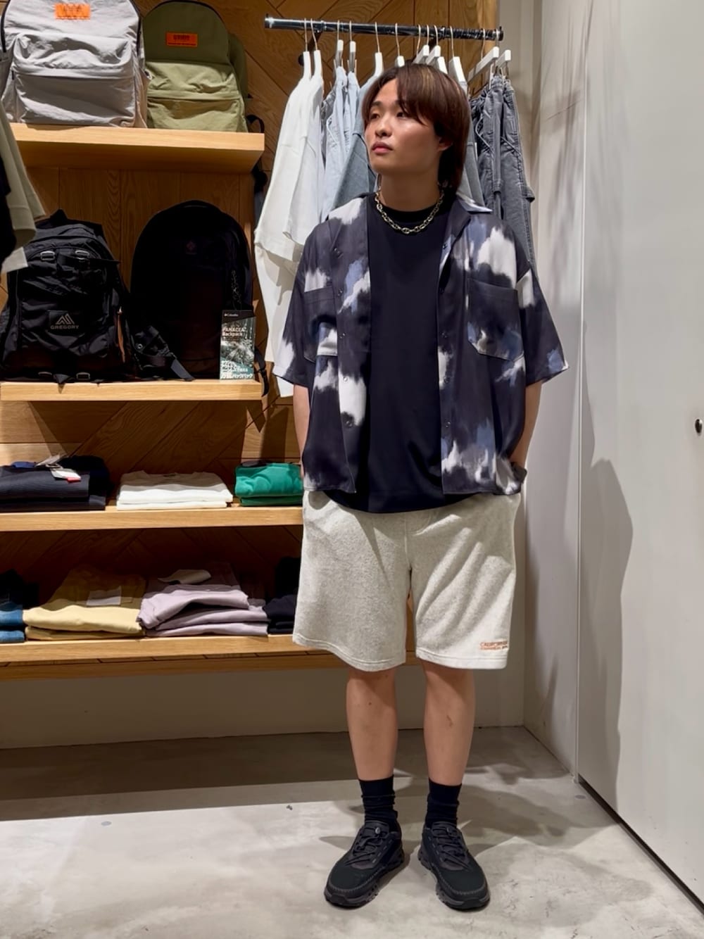 「柄シャツ、黒Tシャツ、夏コーデ、大人カジュアルコーデ、シンプルスタイル、オトナカジュアル、スニーカーコーデ、ショーツ、ショーツスタイル、おでかけコーデ、キレイめカジュアル、シンプルコーデ、白パンツ、大人カジュアル、BAYFLOW(BAYFLOW)」｜「BAYFLOWの【接触冷感】オープンカラー半袖柄シャツ（シャツ/ブラウス、ブルー系）」を使った、ゆーーーとさん（メンズ・173cm）の夏コーディネートの1枚目の写真