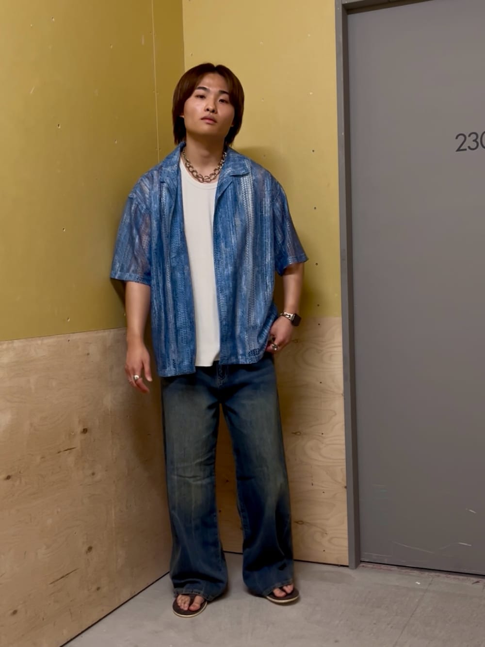 「柄シャツ、夏コーデ、半袖シャツ、お出かけコーデ、休日スタイル、おしゃれさんと繋がりたい、カジュアル、カジュアルコーデ、シャツスタイル、シアートップス、タンクトップ、大人カジュアル、サンダル、いいね、save、フォローお願いします🤑、BAYFLOW(BAYFLOW)」｜「BAYFLOWの[オシャレ感UP]インディゴライクレースシャツ（シャツ/ブラウス、ブルー系）」を使った、ゆーーーとさん（メンズ・173cm）の夏コーディネートの1枚目の写真