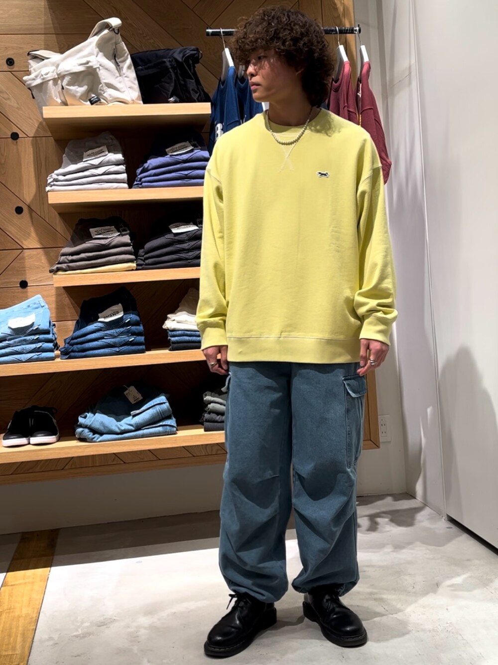 「ゆるコーデ、シンプル、おでかけコーデ、春色、春、カーゴパンツ、メンズコーデ、シルバーアクセサリー、デニム、カジュアル、カジュアルコーデ、ストリート」｜「BAYFLOWのワイドカーゴパンツ（カーゴパンツ、ブルー系）」を使った、ゆーーーとさん（メンズ・173cm）の春コーディネートの1枚目の写真