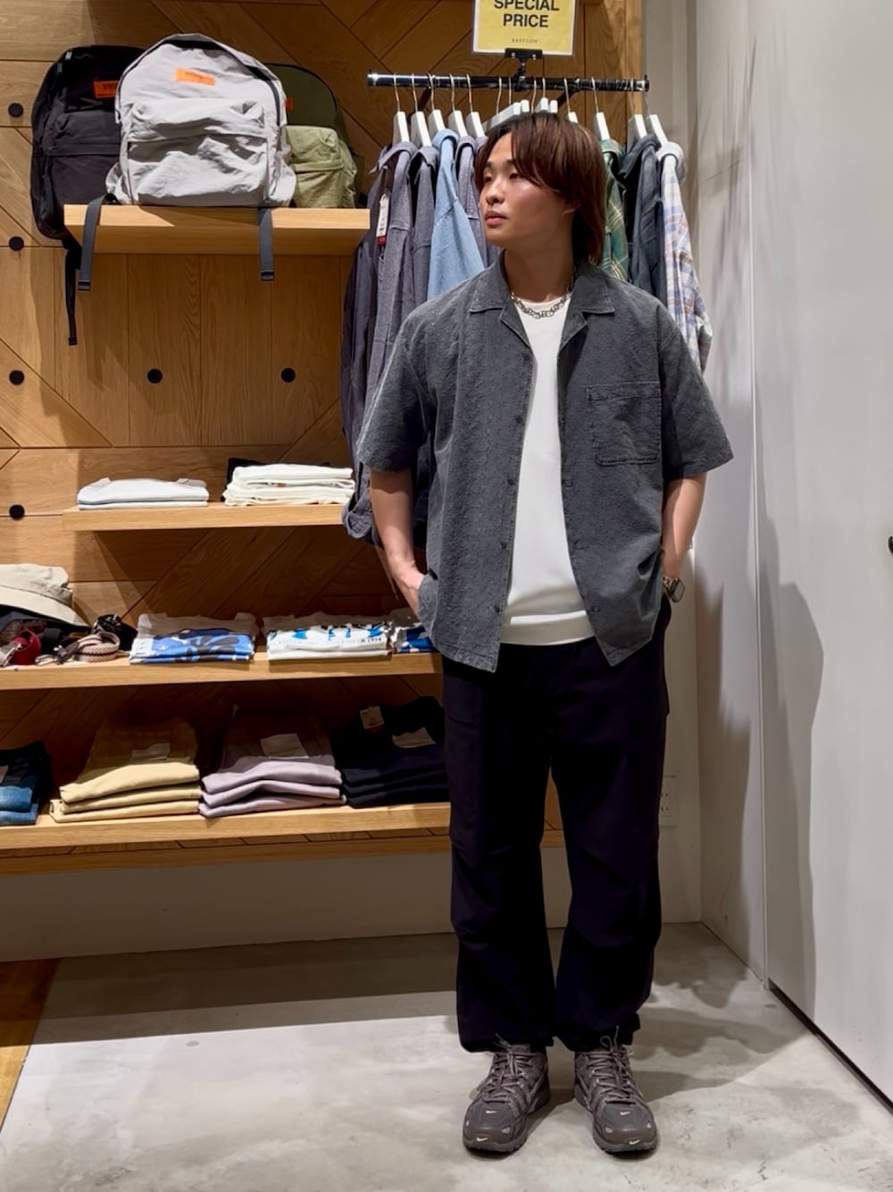 「モノトーン、シャツスタイル、白Tシャツ、夏服コーデ、半袖シャツ、夏、大人カジュアル、おしゃれさんと繋がりたい、大人コーデ、ファッションを楽しもう、オープンカラーシャツ、レース、ピグメント、BAYFLOW(BAYFLOW)、NIKE」｜「BAYFLOWのレースピグメント半袖シャツ（シャツ/ブラウス、グレー系）」を使った、ゆーーーとさん（メンズ・173cm）の夏コーディネートの1枚目の写真