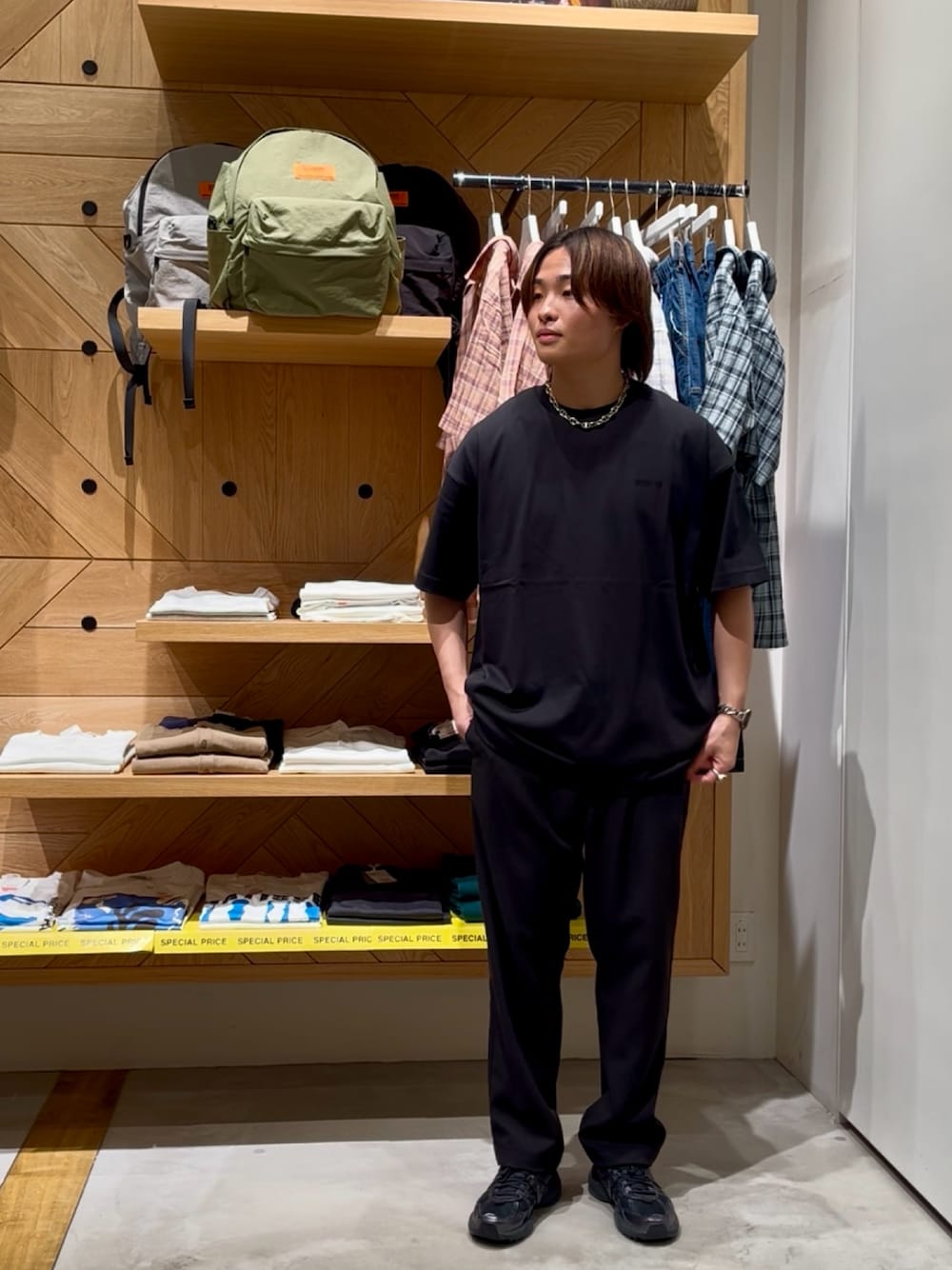「夏コーデ、黒Tシャツ、韓国ファッション、大人カジュアル、春夏コーデ、きれいめカジュアル、カジュアルコーデ、大人コーデ、ootd、お洒落さんとつながりたい、ゆるコーデ、夏服、シンプルコーデ、プリントT、BAYFLOW(BAYFLOW)」｜「BAYFLOWの【BUDDIES Dept.】バックプリントTシャツ[吸水速乾]（Tシャツ/カットソー、ブラック系）」を使った、ゆーーーとさん（メンズ・173cm）の夏コーディネートの1枚目の写真