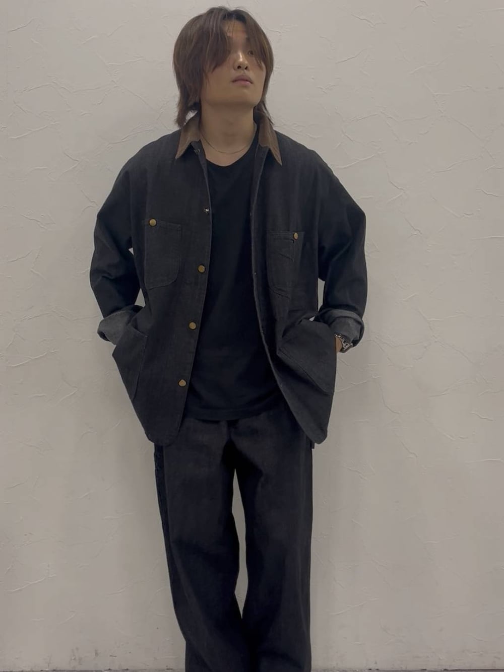 ブラック系のTシャツ/カットソー、ブラック系のデニムジャケット、ブラック系のデニムパンツを着用したメンズの秋コーディネートの1枚目の写真