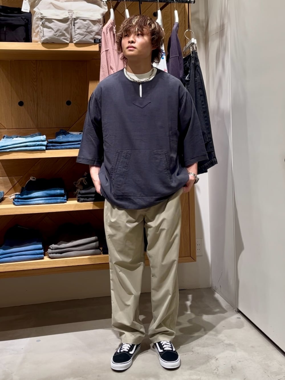 「シンプルコーデ、カジュアル、夏コーデ、今日のコーデ、シンプル、おしゃれさんと繋がりたい、カジュアルコーデ、春コーデ、メンズファッション、初夏コーデ、BAYFLOW(BAYFLOW)、５分袖、VANS、ナイロンパンツ、リネン」｜「BAYFLOWのリネンキーネック7分袖シャツプルオーバー（シャツ/ブラウス、グレー系）」を使った、ゆーーーとさん（メンズ・173cm）の春コーディネートの1枚目の写真