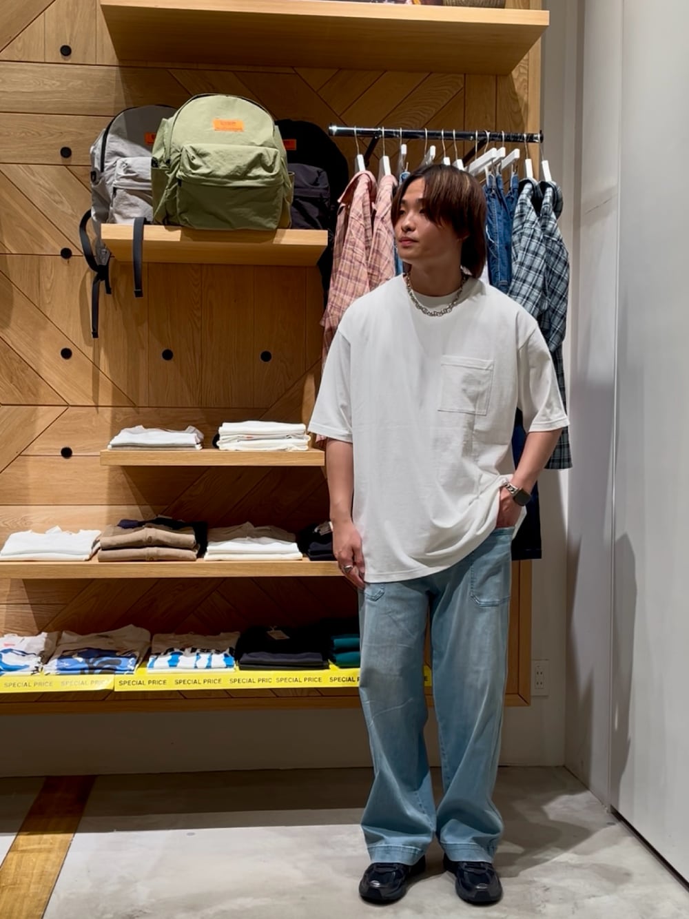 「白Tシャツ、夏コーデ、大人カジュアルコーデ、シンプルスタイル、オトナカジュアル、スニーカーコーデ、デニム、おでかけコーデ、シンプルコーデ、スニーカー、おしゃれさんと繋がりたい、ワイドデニム、大人カジュアル、BAYFLOW(BAYFLOW)、oceanpacific」｜「Ocean Pacificの【Ocean Pacific(オーシャンパシフィック)】別注ロゴTシャツ（Tシャツ/カットソー、ホワイト系）」を使った、ゆーーーとさん（メンズ・173cm）の夏コーディネートの1枚目の写真