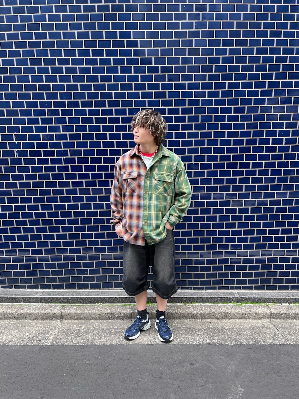 「最近のいい感じコーデ、古着MIX、春服コーデ、ootd、春、ロンT、シャツスタイル、チェックシャツ、スニーカー、チェック、ハーフパンツ、春コーデ、BAYFLOW(BAYFLOW)、カジュアルコーデ」｜「BAYFLOWのリメイクライク長袖シャツ（シャツ/ブラウス、グリーン系）」を使った、ゆーーーとさん（メンズ・173cm）の春コーディネートの1枚目の写真