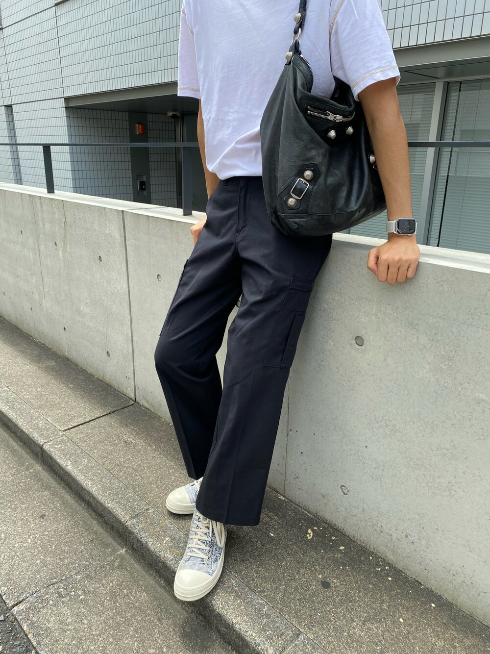「シンプルコーデ、夏コーデ、今日のコーデ、秋コーデ、ワイドパンツ、大人カジュアル、ビックシルエット、ラフコーデ、黒、シャツスタイル、秋服準備はじめました、おしゃれさんと繋がりたい、ブラックコーデ、白黒、古着コーデ」｜「Dickiesのアイテム（パンツ、ブラック系）」を使った、M¡yu さん（メンズ・183cm）の夏コーディネートの1枚目の写真