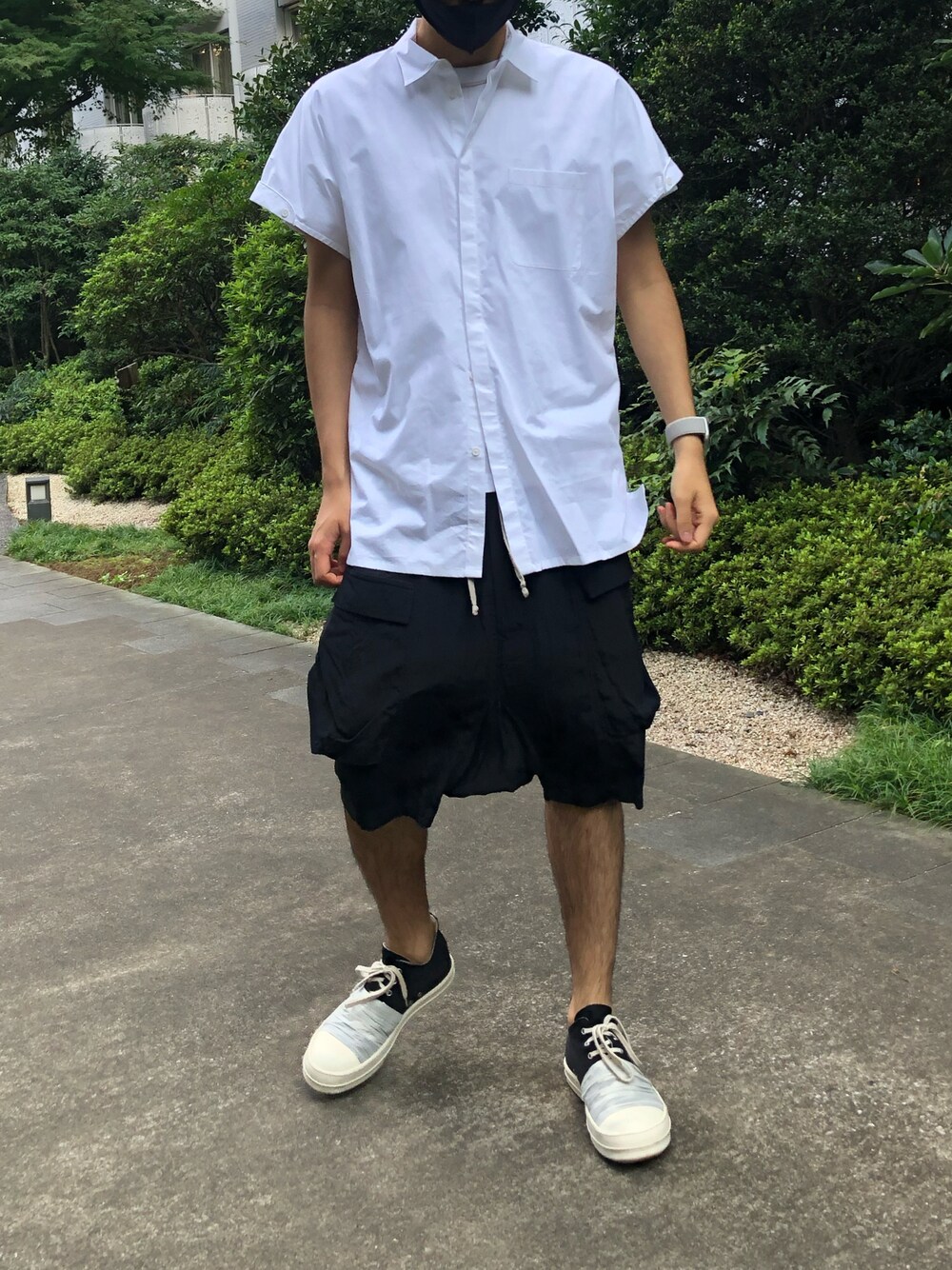 「休日スタイル、秋のコーデ、ビッグシルエット、大人コーデ、オーバーサイズ、オトナカジュアル、今日のコーデ、シンプルコーデ、ストリート、シャツコーデ、おしゃれさんと繋がりたい、スニーカー、RICKOWENS、HELMUT LANG、スニーカーコーデ」｜「HELMUT LANGのアイテム（シャツ/ブラウス、ホワイト系）」を使った、M¡yu さん（メンズ・183cm）の秋コーディネートの1枚目の写真