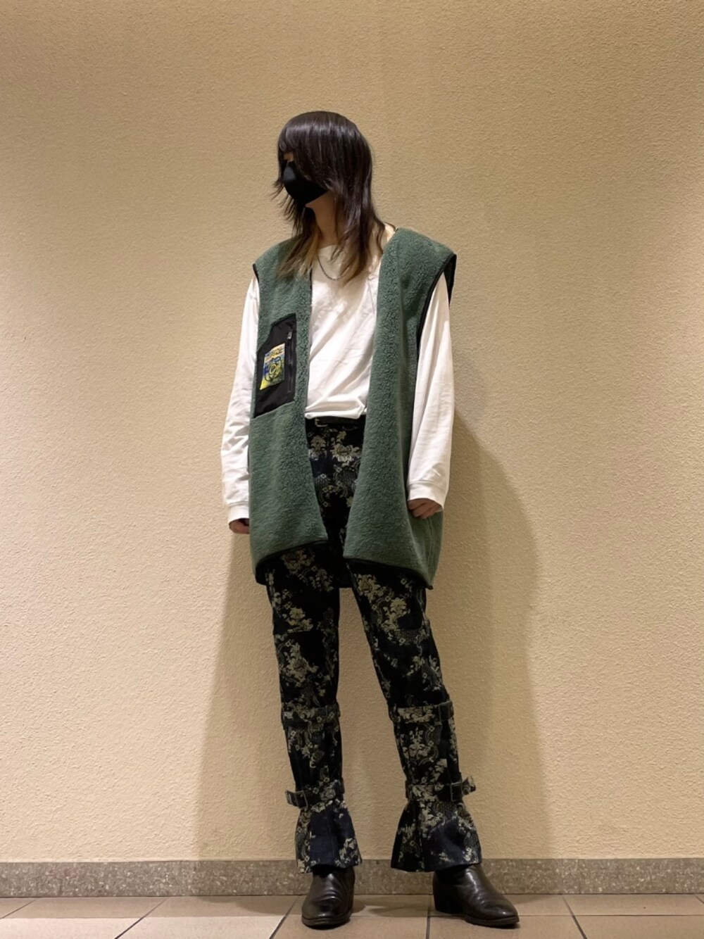 「秋のコーデ、LOEWE、Soloist、ISSEY MIYAKE、ベスト」｜「TAKAHIROMIYASHITATheSoloIst.のアイテム（Tシャツ/カットソー、ホワイト系）」を使った、こうすけ。さん（メンズ・184cm）の秋コーディネートの1枚目の写真