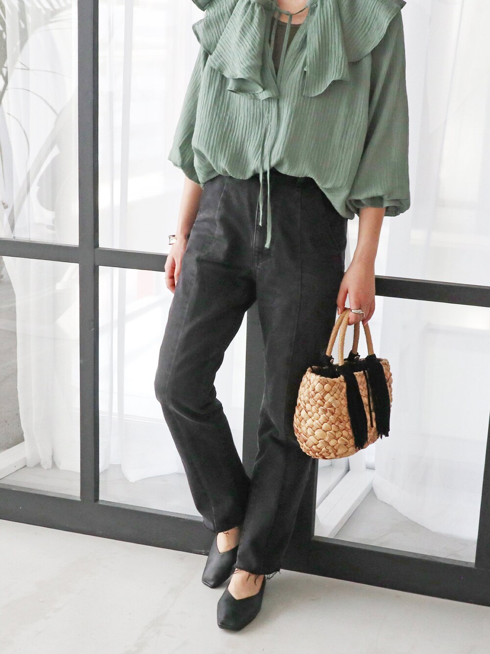 ブラック系のパンプスを着用したレディースの冬コーディネートの1枚目の写真