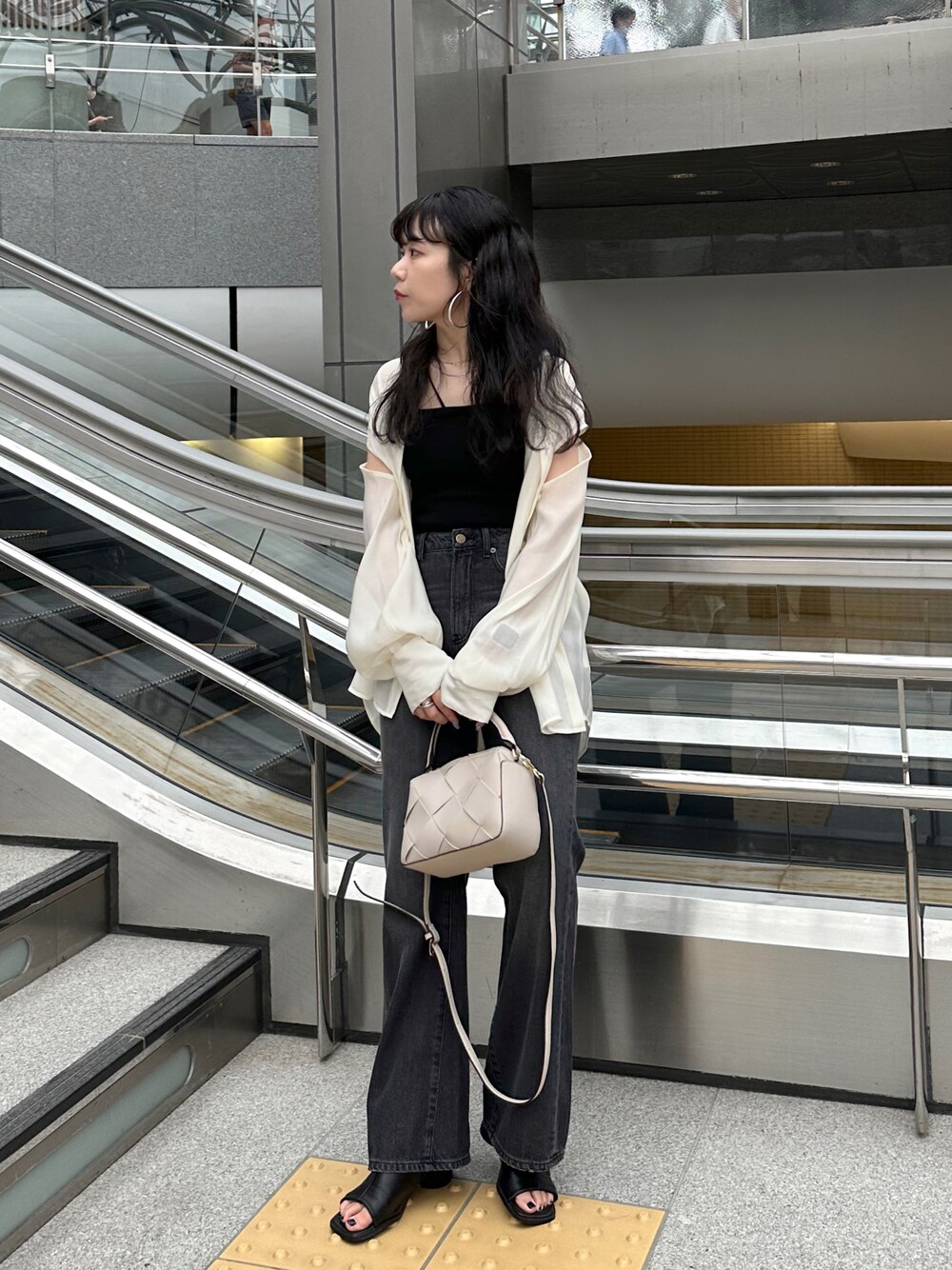 「夏コーデ、休日スタイル、デニム、ビッグシルエット、韓国ファッション、お出かけコーデ、サンダル、モノトーン、シアートップス、骨格ウェーブ、高身長女子、夏ファッション、ゆるコーデ、シンプルコーデ、サンダルコーデ」｜「CAPRICIEUX LE'MAGEのメッシュボストンバッグ（ハンドバッグ、ホワイト系）」を使った、yuppy_lemage🍊さん（レディース・160cm）の夏コーディネートの1枚目の写真