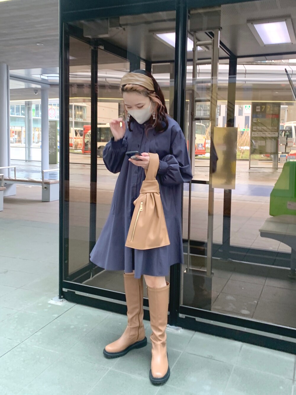 「きれいめカジュアル、チュニック、ロングブーツ、ハンドバッグ、ビッグシルエット、韓国ファッション、カラーパレット、カチューシャ、シャツスタイル、ミニワンピ、シャツチュニック」｜「CAPRICIEUX LE'MAGEのトラックソールロングブーツ（ブーツ、イエロー系）」を使った、yuppy_lemage🍊さん（レディース・160cm）の冬コーディネートの1枚目の写真