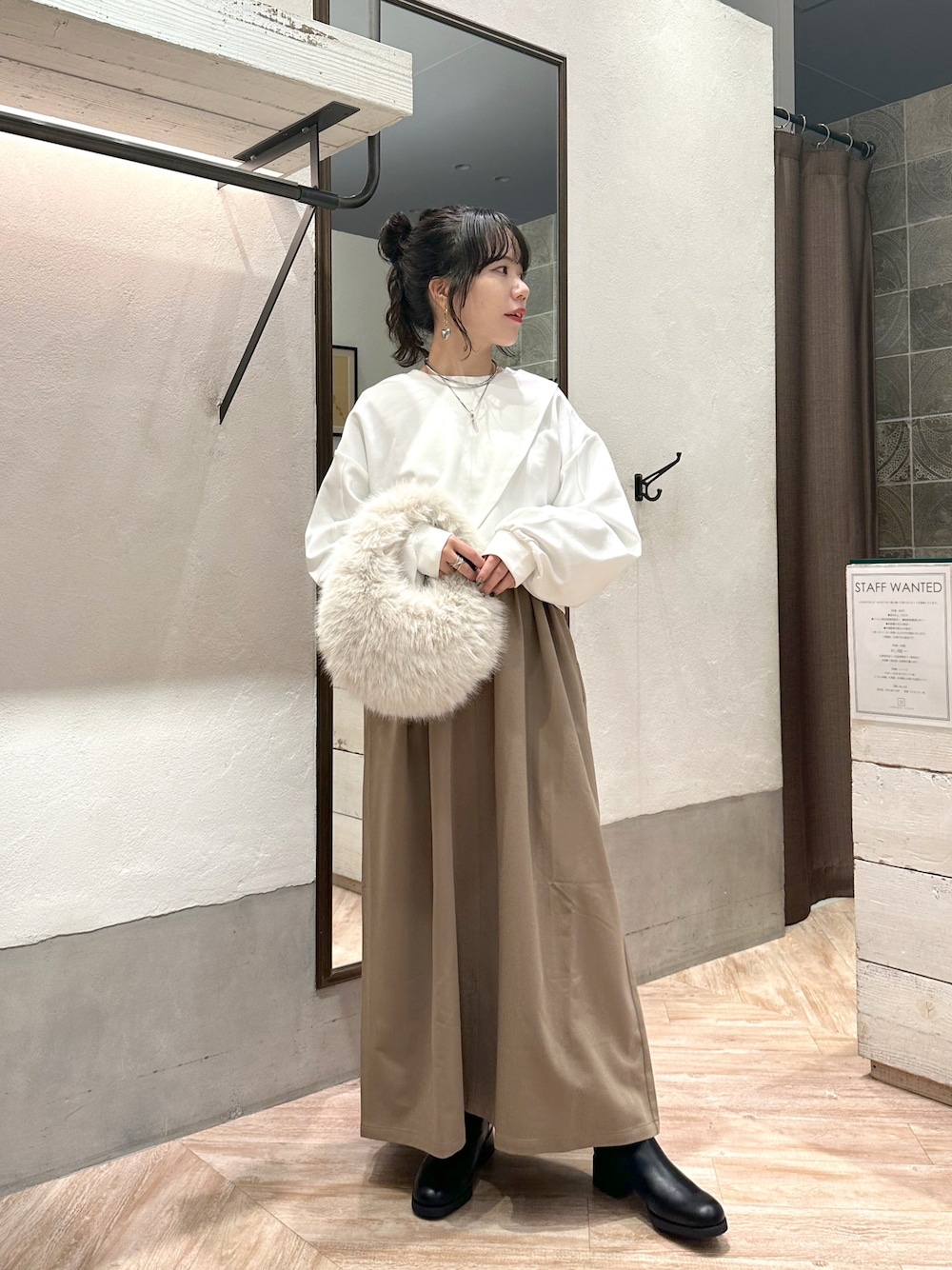 「冬コーデ、きれいめカジュアル、お出かけコーデ、ワンピース、ブーツ、テーマパークコーデ、クリスマスに着たい服、マイベストコーデ2024、骨格ウェーブ、最近のいい感じコーデ、オトナカジュアル、シンプルスタイル、秋冬コーデ、オトナ女子、ラフコーデ」｜「CAPRICIEUX LE'MAGEの【リバイバルアイテム・新色/ブラウン】リブ切替ショートブーツ（ブーツ、ブラック系）」を使った、yuppy_lemage🍊さん（レディース・160cm）の冬コーディネートの1枚目の写真