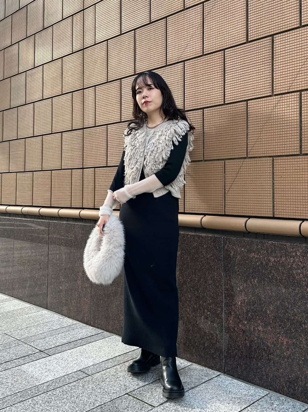 「テーマパークコーデ、クリスマスに着たい服、ファー、マイベストコーデ2024、冬コーデ、休日スタイル、きれいめカジュアル、レイヤードスタイル、ベスト、骨格ウェーブ、クリスマスコーデ、オトナカワイイ、女子会コーデ、初冬コーデ、大人可愛い」｜「CAPRICIEUX LE'MAGEのオーバルファーバッグ（ハンドバッグ、ホワイト系）」を使った、yuppy_lemage🍊さん（レディース・160cm）の冬コーディネートの1枚目の写真