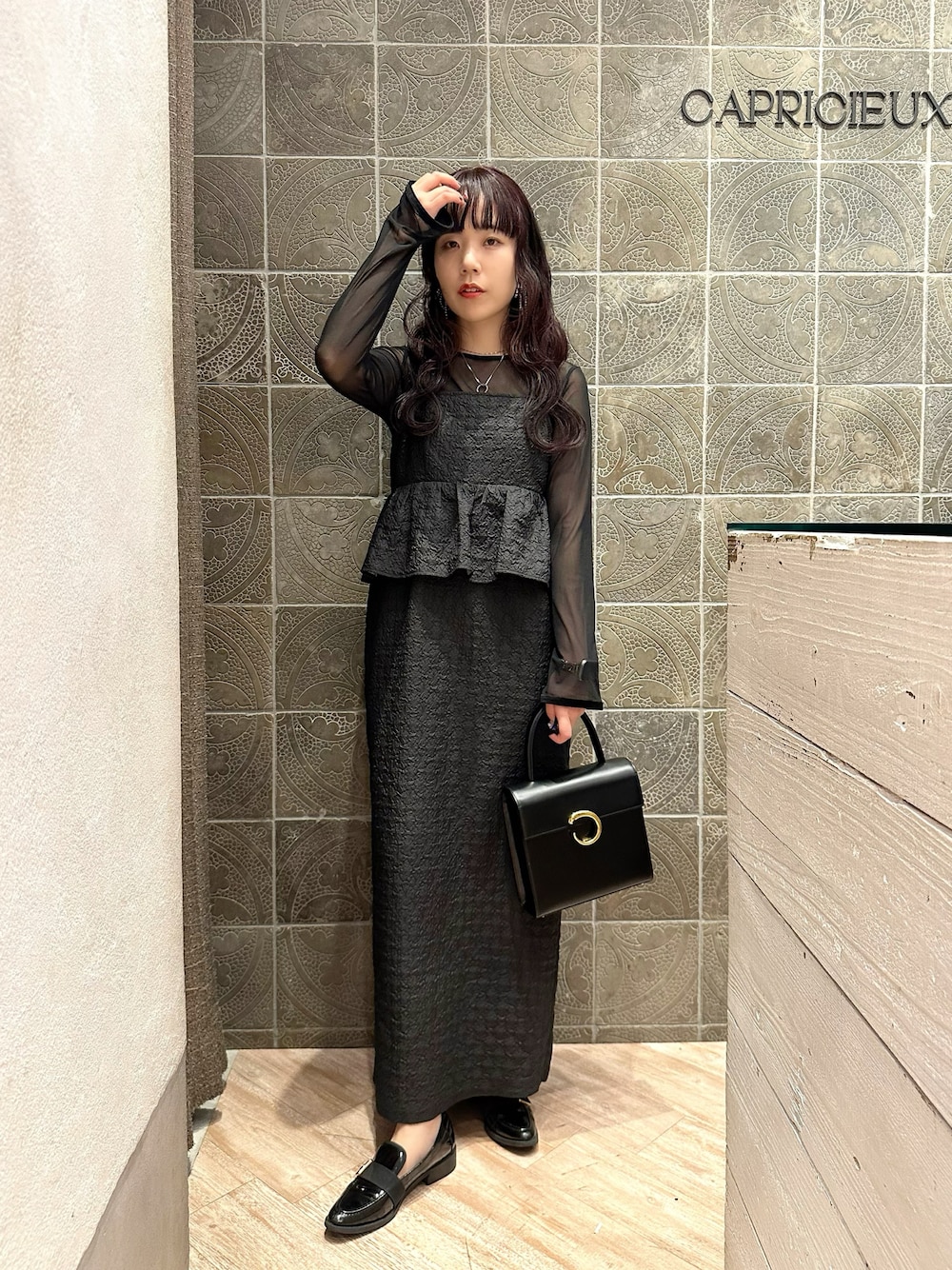 「オケージョン、結婚式、セレモニー、ワンピース、お出かけコーデ、モノトーン、デートコーデ、ローファー、レイヤードスタイル、ブラック、おでかけコーデ、ラクチンコーデ、大人女子、大人かわいい、骨格ウェーブ」｜「CAPRICIEUX LE'MAGEの【オケージョンアイテム】【サイズ展開あり】2SETペプラムワンピース（ワンピース、ブラック系）」を使った、yuppy_lemage🍊さん（レディース・160cm）の冬コーディネートの1枚目の写真
