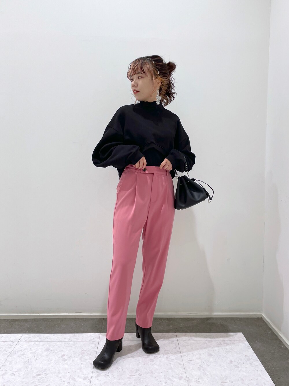 「テーパードパンツ、スウェット、ブーツ、ピンク、カラーパンツ、ハイネック、ショートブーツ、冬コーデ、レイヤードスタイル、休日スタイル、カチューシャ、ミニバッグ」｜「CAPRICIEUX LE'MAGEのグルカ風テーパードパンツ（その他パンツ、ピンク系）」を使った、yuppy_lemage🍊さん（レディース・159cm）の秋コーディネートの1枚目の写真