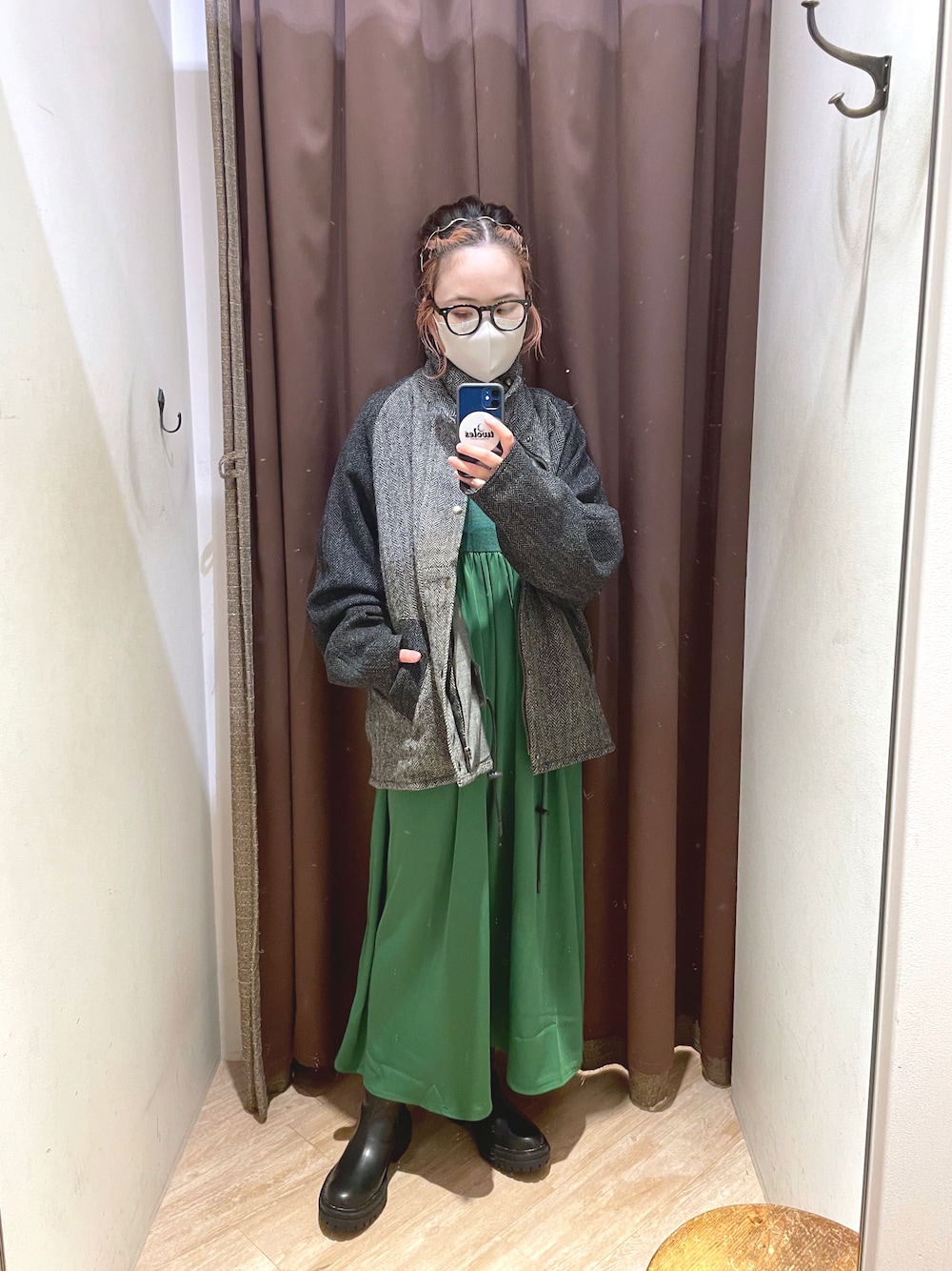 「ワンピース、ジャケット、ブーツ、サイドゴアブーツ、休日スタイル、冬コーデ、グリーン、モード、レイヤードスタイル、メガネ女子、シンプルコーデ、古着、カチューシャ」｜「CAPRICIEUX LE'MAGEのギャザースカートドッキングワンピース（ワンピース、グリーン系）」を使った、yuppy_lemage🍊さん（レディース・159cm）の秋コーディネートの1枚目の写真