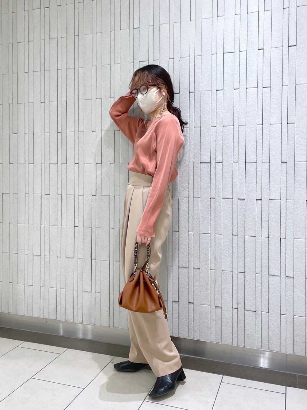 「メガネ女子、ワントーンコーデ、カラーパンツ、タックイン、きれいめカジュアル、ショートブーツ、カラーパレット、韓国ファッション、ワイドパンツ、ハンドバッグ、ミニバッグ、伊達メガネ、ピンク、春コーデ、春先取りコーデ」｜「CAPRICIEUX LE'MAGEの〈新色追加/オフホワイト〉かがりチェーンドロストショルダーバッグ（ショルダーバッグ、イエロー系）」を使った、yuppy_lemage🍊さん（レディース・160cm）の冬コーディネートの1枚目の写真