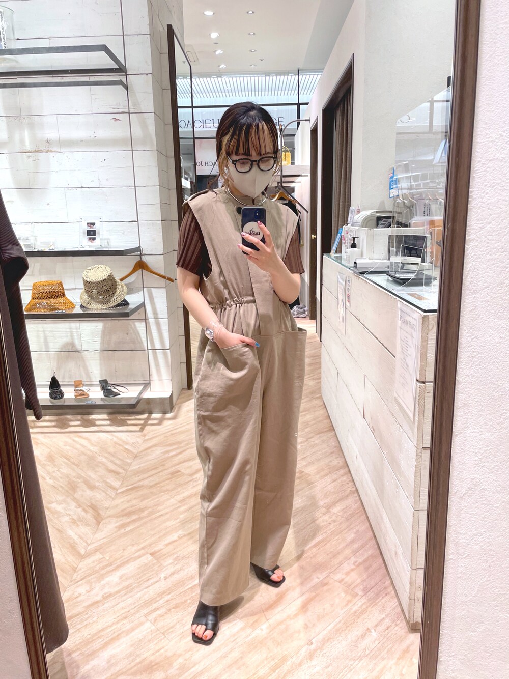 「アウトドアスタイル、春夏コーデ、スクエアトゥ、休日スタイル、ビッグシルエット、きれいめカジュアル、レイヤードスタイル、カラー×コーデ、ごきげんウィーク、コンビネゾン、ワントーンコーデ、メガネ女子、オトナカワイイ、リネン、夏コーデ」｜「CAPRICIEUX LE'MAGEのストレッチサンダルブーツ（サンダル、ブラック系）」を使った、yuppy_lemage🍊さん（レディース・160cm）の春コーディネートの1枚目の写真