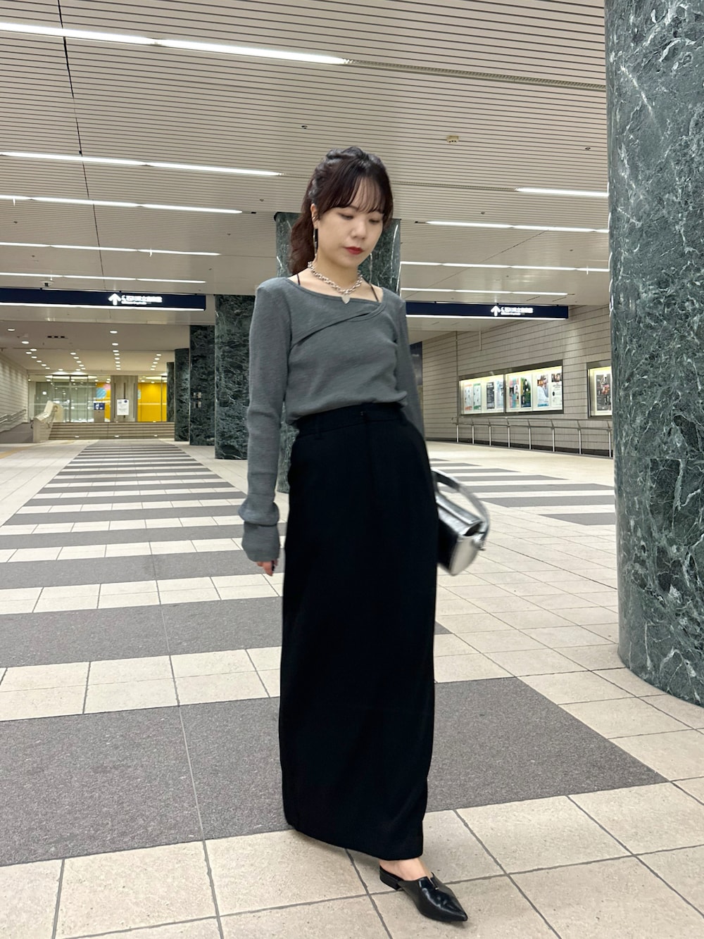 「シンプル、きれいめカジュアル、休日スタイル、お出かけコーデ、秋コーデ、秋服準備はじめました、大人女子、初秋コーデ、スカート、骨格ウェーブ、高身長女子、グレー、大人コーデ、秋カラー、アツいコーデ全部見せ」｜「CAPRICIEUX LE'MAGEの【新色追加/ブラウン】【低身長サイズあり】マキシIラインスカート（スカート、ブラック系）」を使った、yuppy_lemage🍊さん（レディース・160cm）の夏コーディネートの1枚目の写真