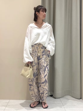 「EMMA　ROUGE VIF（エマルージュヴィフ）の【一部店舗限定】バルーンスリーブシアーブラウス（シャツ/ブラウス、ホワイト系）」を使った、SAYAKAさん（レディース・165cm）の春コーディネート