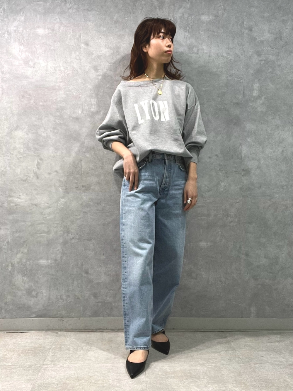 「春コーデ、ロゴスウェット、春服みてみて、お出かけコーデ、デニム、シンプルコーデ、シンプルスタイル、パンツコーデ、きれいめカジュアル、高身長女子、デニムパンツ、Rougevif、ルージュ･ヴィフ ラクレ(Rouge vif la cle)」｜「REMI RELIEFの【REMI RELIEF/レミレリーフ】 別注リラクシースウェット（スウェット、グレー系）」を使った、SAYAKAさん（レディース・165cm）の春コーディネートの1枚目の写真
