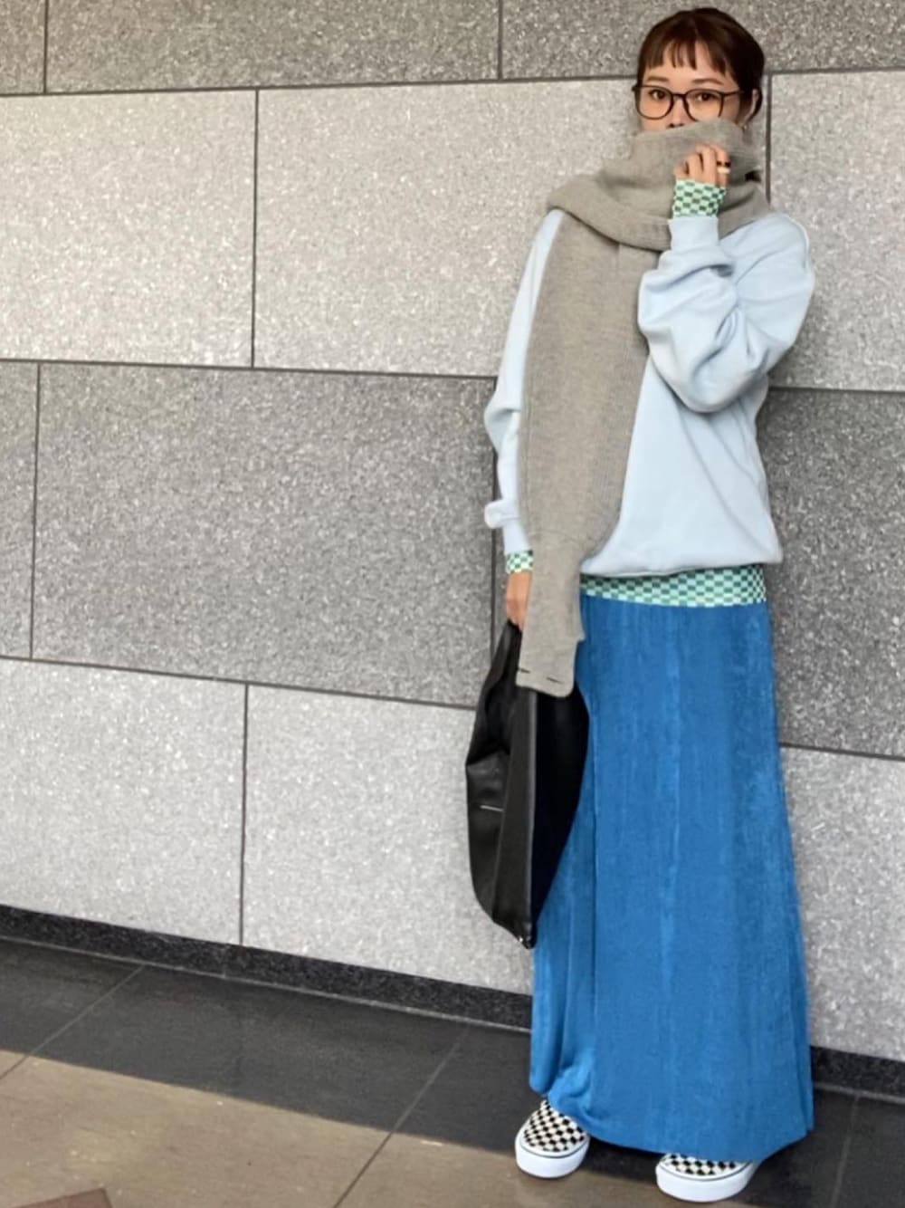 「カジュアルコーデ、大人カジュアル、チェック柄に恋してる、アントマリーズ、チェッカーフラッグ、ブルー、ブルーコーデ、H&M、スウェット、チェッカー、ブルースカート、アームカバー、アームウォーマー」｜「VANSのVANS ヴァンズ SLIP ON スリッポン V98CLA BLACK/WHT/CHK（スリッポン、ブラック系）」を使った、cbさん（レディース・159cm）の秋コーディネートの1枚目の写真