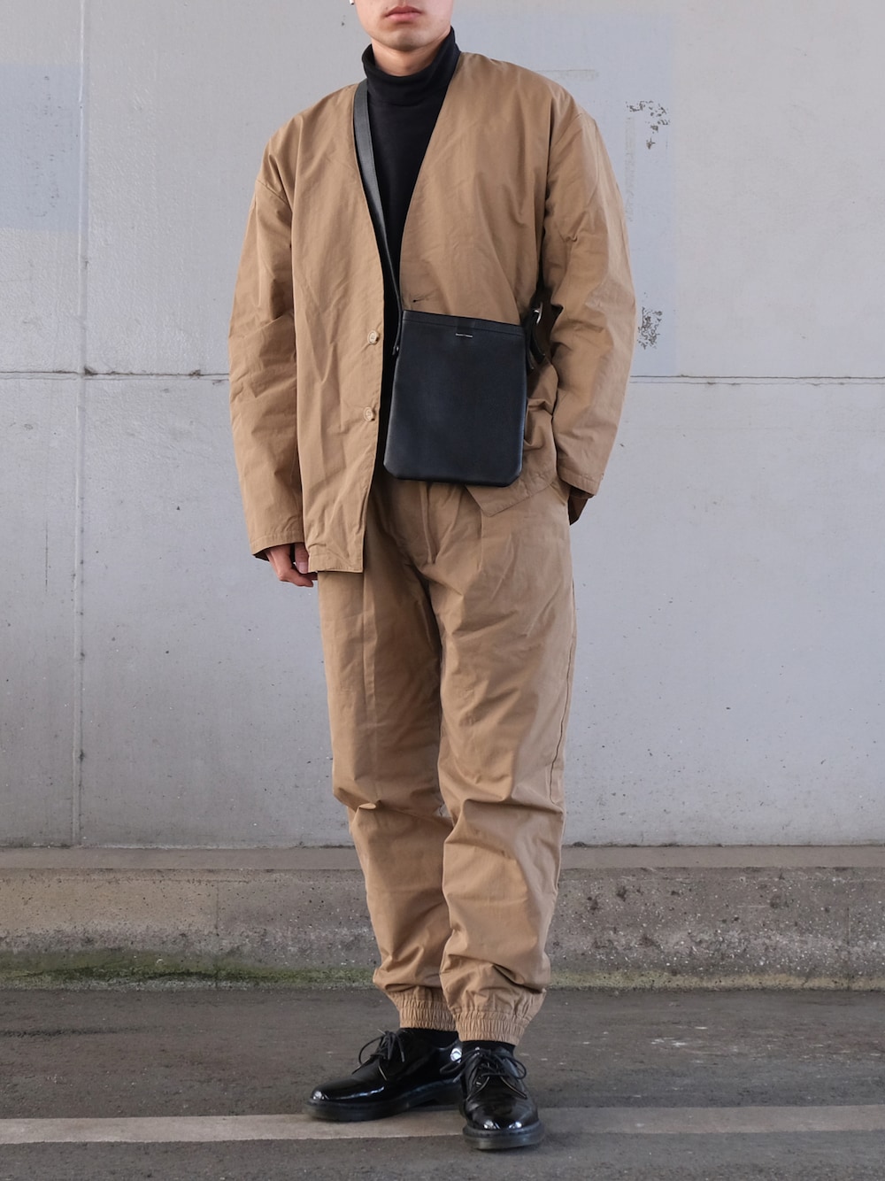 「STYLEMIXER、スタイルミキサー、スタミキ、メンズ、冬コーデ、マイベストコーデ2021、休日スタイル、ビッグシルエット、あったかコーデ、タートルネック、セットアップ、革靴、モード、ノーカラージャケット、トラックパンツ」｜「STYLEMIXERの中綿入りテーラードジャケット（テーラードジャケット、グレー系）」を使った、ざっきーさん（メンズ・178cm）の冬コーディネートの1枚目の写真