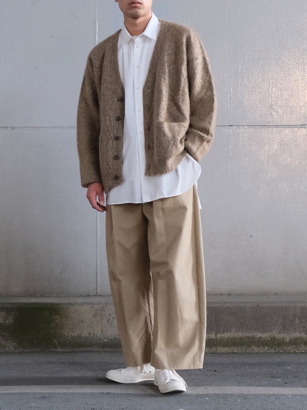 ベージュ系のカーディガン/ボレロ、ホワイト系のシャツ/ブラウス、ベージュ系のその他パンツを着用したメンズの冬コーディネートの1枚目の写真
