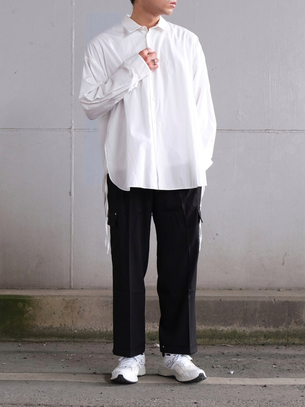 ブラック系のカーゴパンツ、ホワイト系のシャツ/ブラウス、ホワイト系のスニーカーを着用したメンズの夏コーディネートの1枚目の写真