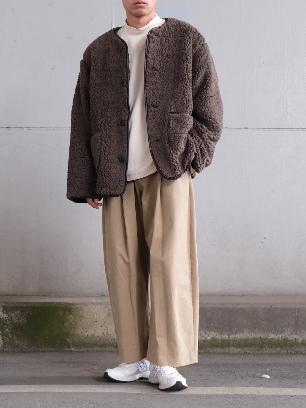 ブラウン系のブルゾン、ホワイト系のTシャツ/カットソー、ベージュ系のその他パンツを着用したメンズの冬コーディネートの1枚目の写真