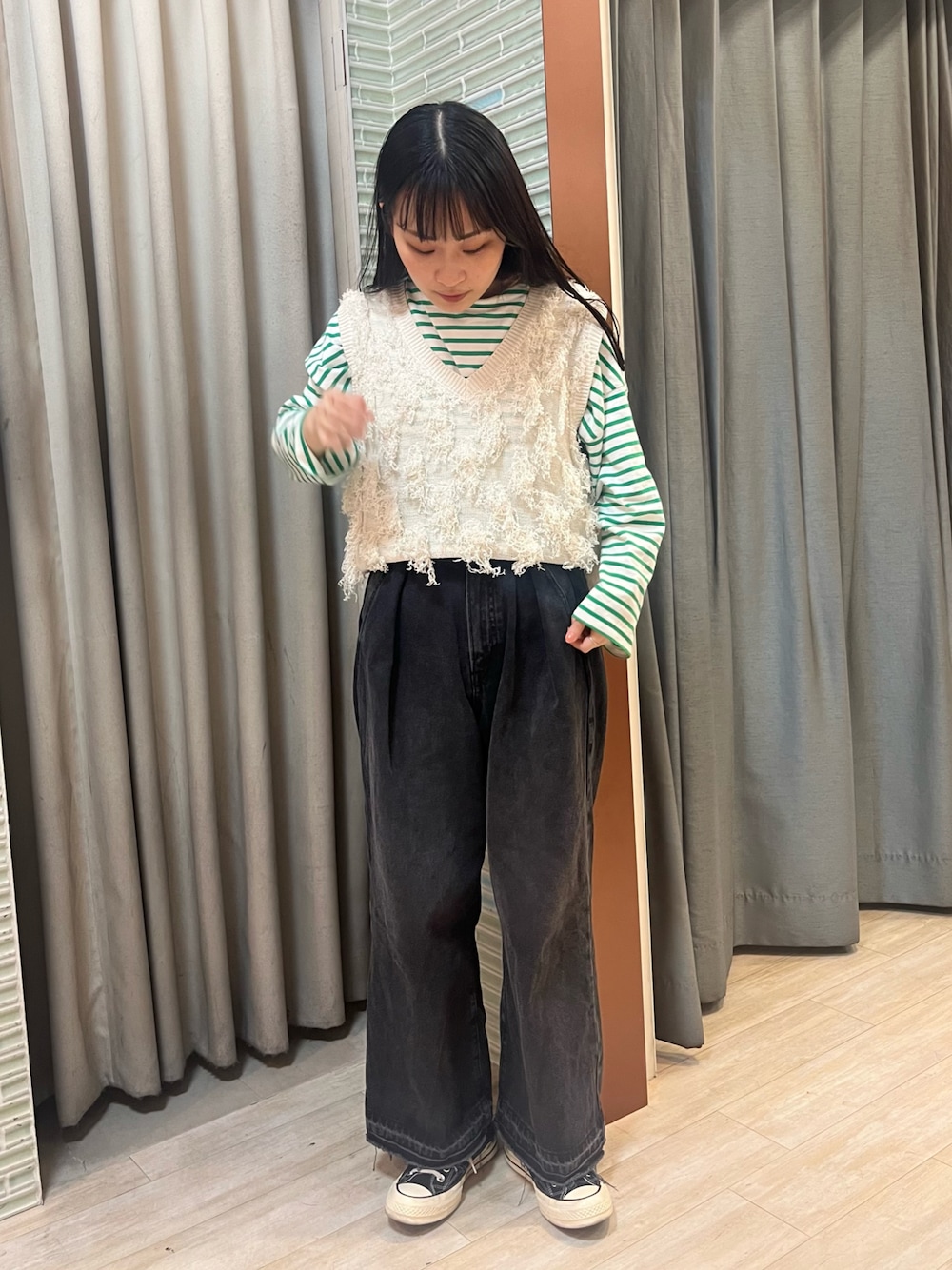 「春めき満開コーデ、春色、春服コーデ、スニーカー、お花見コーデ、パンツコーデ、デニム、ootd、カジュアルスタイル、レイヤードスタイル、ベスト」｜「Green　Parksのフリンジニットベスト（ベスト、ホワイト系）」を使った、moeさん（レディース・157cm）の春コーディネートの1枚目の写真