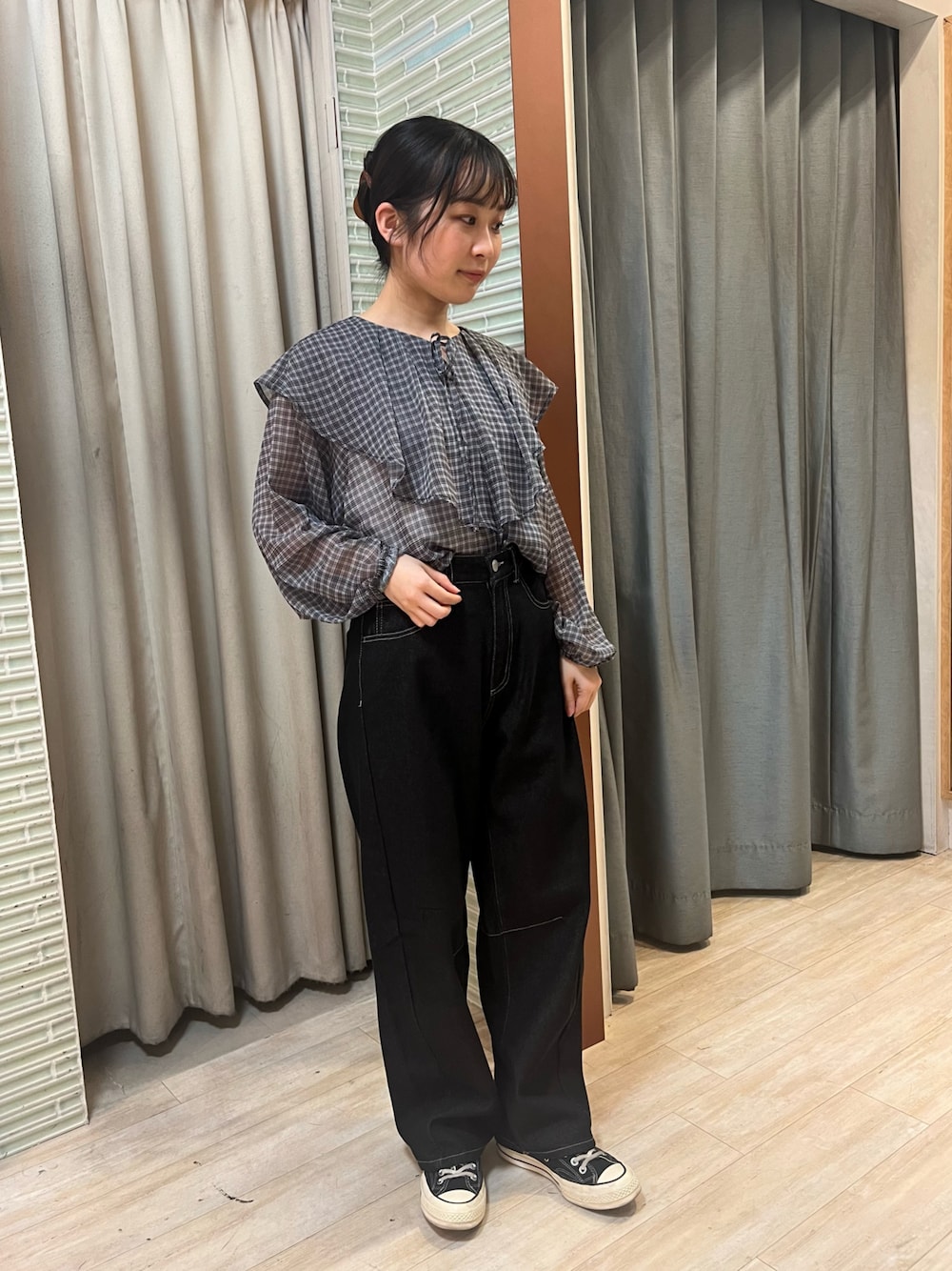 「春めき満開コーデ、キレイめカジュアル、パンツコーデ、オトナカジュアル、150cm台コーデ、プチプラ、モノトーン、いいね、save、フォローお願いします🤑、スニーカーコーデ、ワントーンコーデ、カジュアルガーリー、converse、大人ガーリー」｜「Green　Parksのチェックシアーフリルブラウス（シャツ/ブラウス、ブラック系）」を使った、moeさん（レディース・157cm）の春コーディネートの1枚目の写真