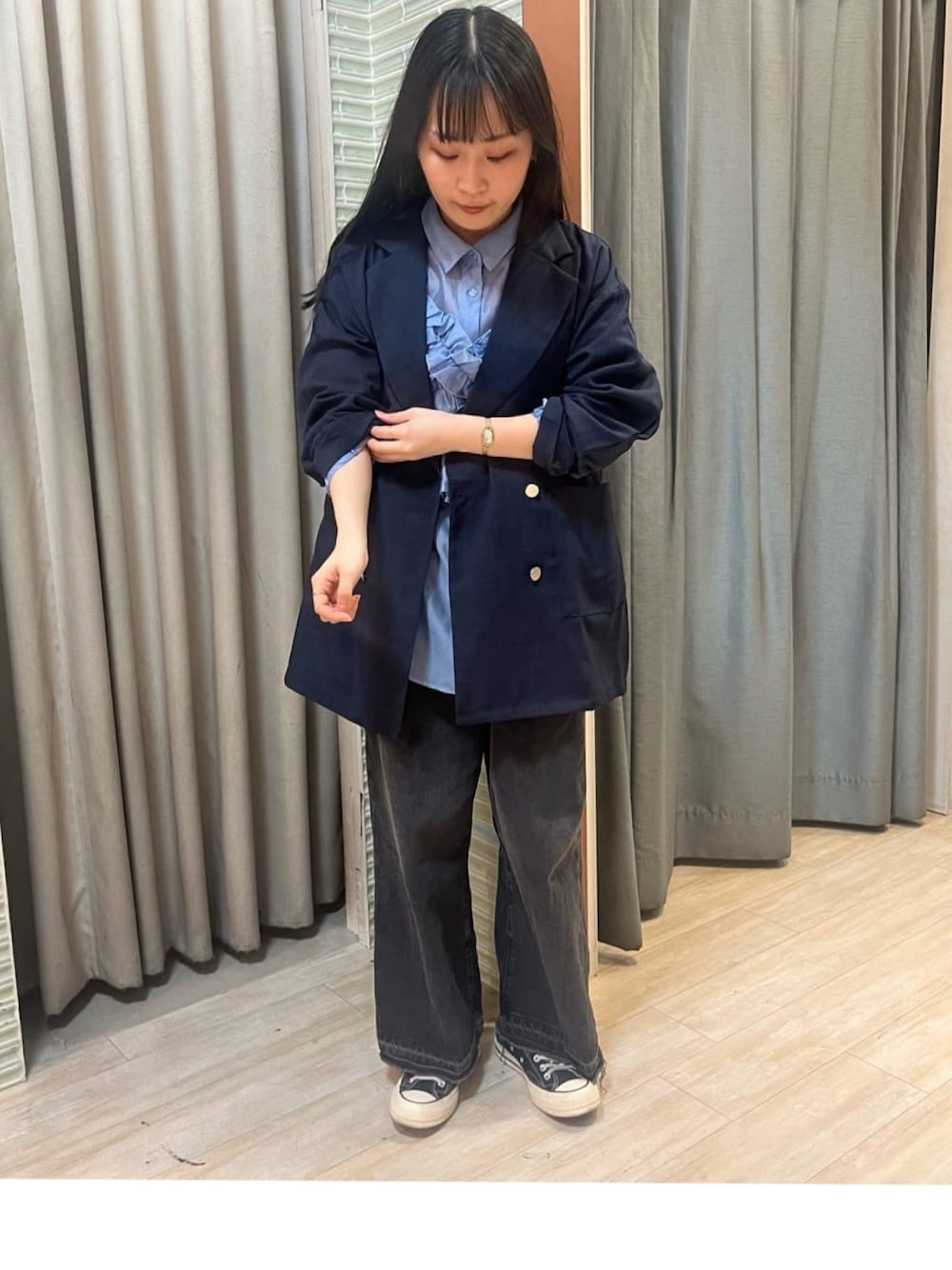 「レイヤードスタイル、ワイドパンツ、着回しコーデ、カジュアルスタイル、オトナカワイイ、キレイめカジュアル、パンツスタイル、大人カジュアルコーデ、シアー」｜「Green　Parksのタックワイドデニムパンツ（デニムパンツ、ブラック系）」を使った、moeさん（レディース・157cm）の春コーディネートの1枚目の写真