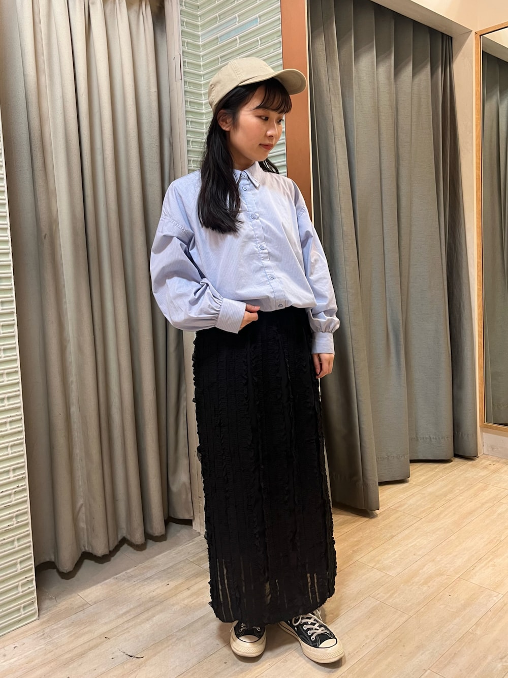 「春めき満開コーデ、スポーツミックス、春コーデ、春服、休日スタイル、ストライプシャツ」｜「Green　Parksのイージーケア裾ドロストシャツ（シャツ/ブラウス、ブルー系）」を使った、moeさん（レディース・157cm）の春コーディネートの1枚目の写真