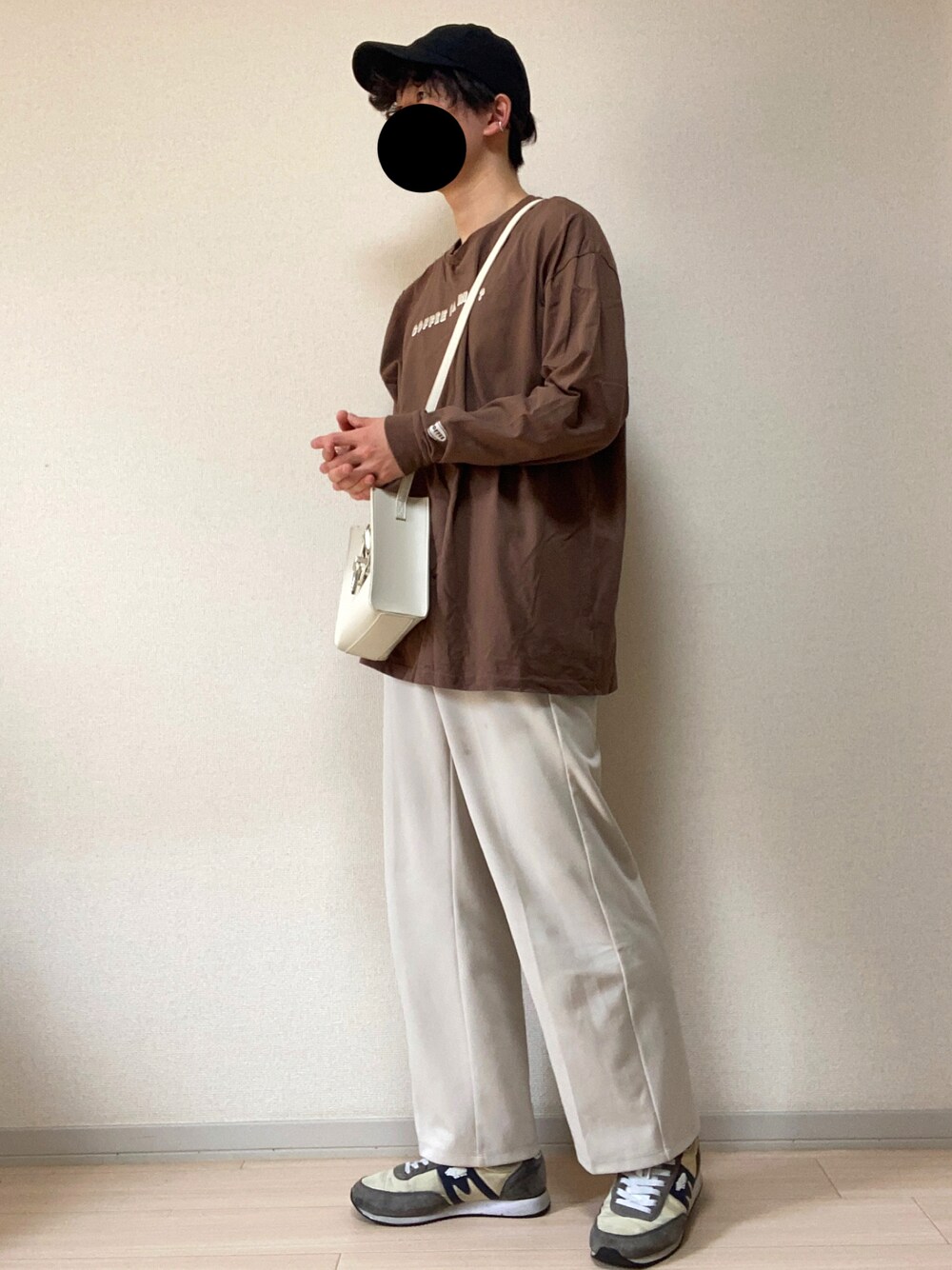 ブラウン系のTシャツ/カットソー、ホワイト系のスラックス、グレー系のスニーカーを着用したメンズの春コーディネートの1枚目の写真