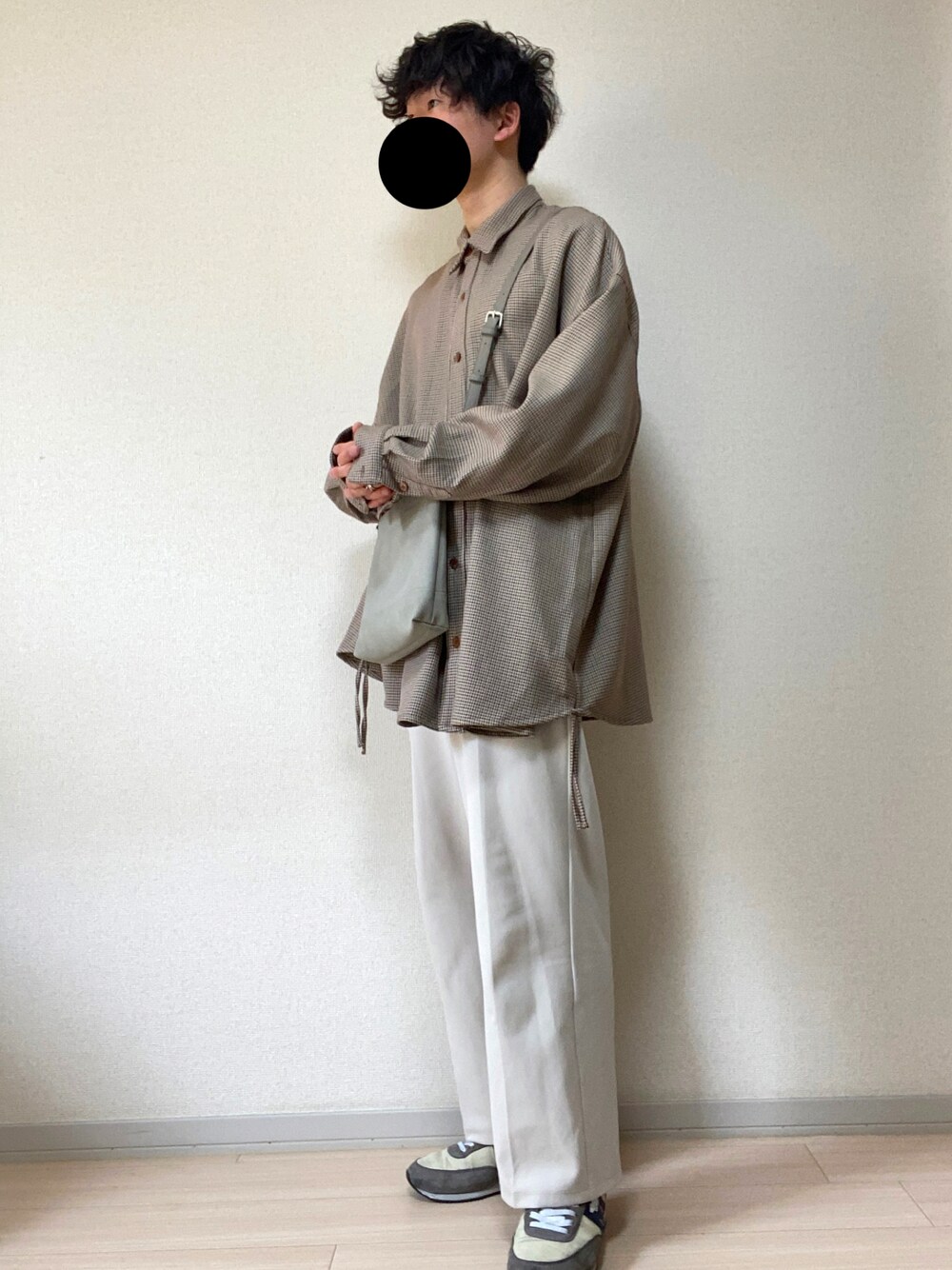 「春コーデ、春服、プチプラ、夏、長袖シャツ、スラックス、kutir、GU、GLOBAL WORK」｜「kutirのアイテム（シャツ/ブラウス、ベージュ系）」を使った、あつとさん（メンズ・171cm）の春コーディネートの1枚目の写真