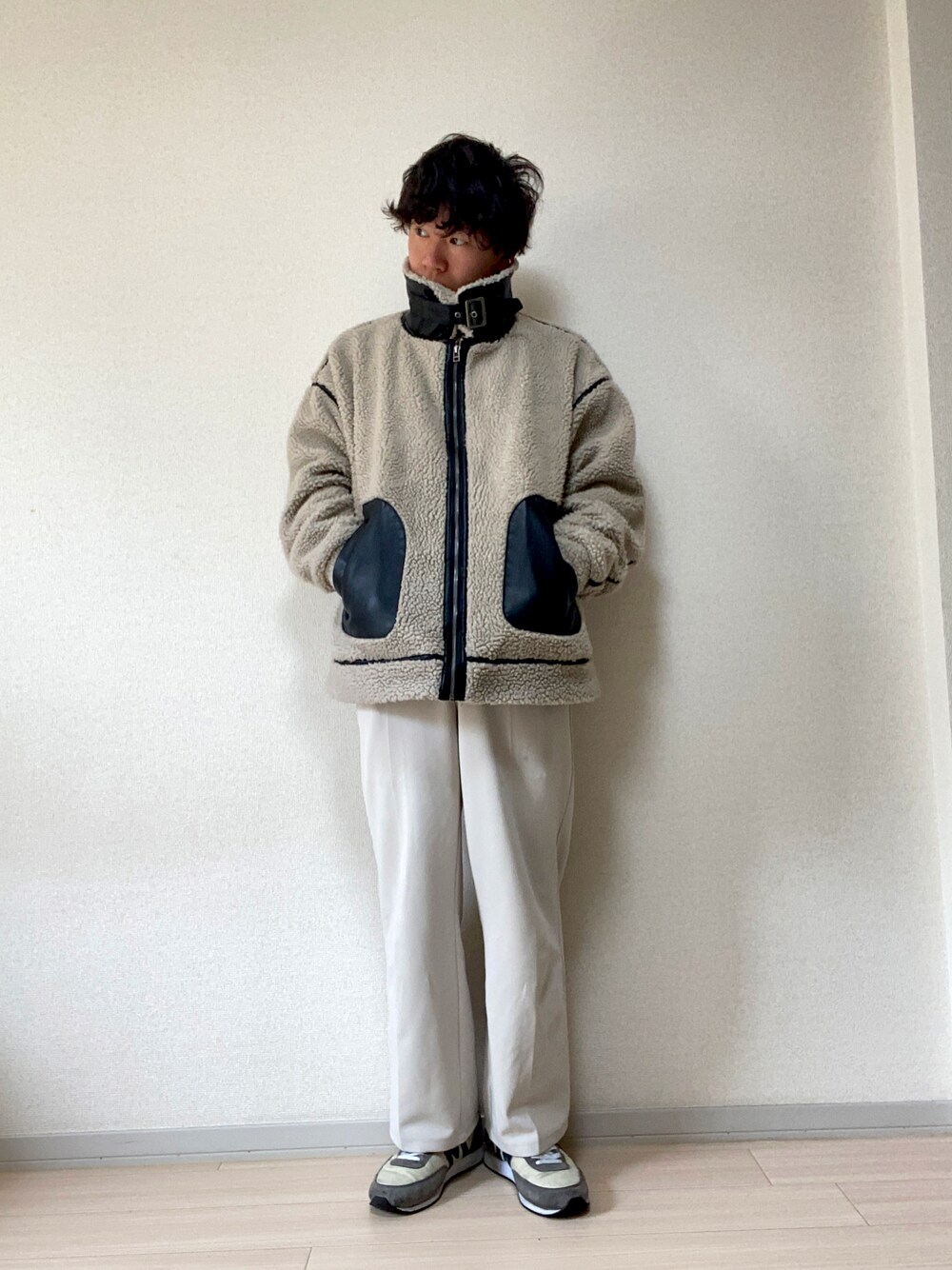 「kutir、GU、プチプラ、ホワイトコーデ、冬服」｜「kutirのB3ボアジャケット（その他アウター、ベージュ系）」を使った、あつとさん（メンズ・171cm）の春コーディネートの1枚目の写真