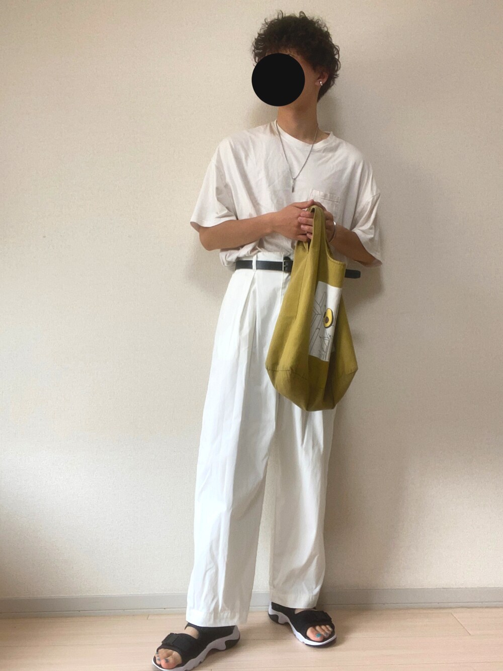 「夏コーデ、シンプルコーデ、タックイン、白パンツ、ホワイトコーデ」｜「kutirのアイテム（バッグ、グリーン系）」を使った、あつとさん（メンズ・171cm）の夏コーディネートの1枚目の写真