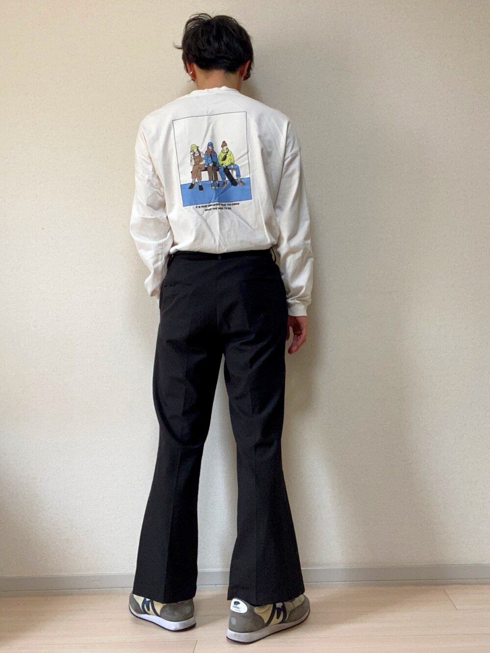 ブラック系のパンツ、グレー系のスニーカー、ホワイト系のTシャツ/カットソーを着用したメンズの春コーディネートの1枚目の写真